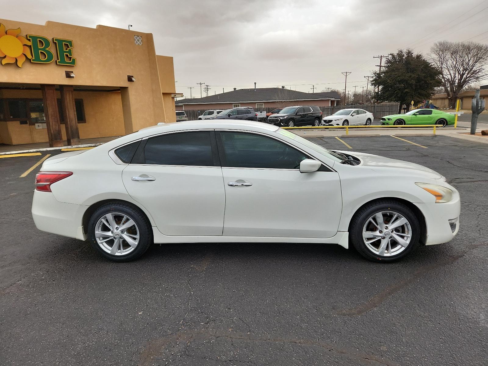 2013 Pearl White /Charcoal Cloth Interior Nissan Altima 2.5 SV (1N4AL3AP2DN) with an 2.5L DOHC 16-valve I4 engine engine, located at 4711 Ave Q, Lubbock, TX, 79412, (806) 687-2362, 33.551304, -101.855293 - Photo #5