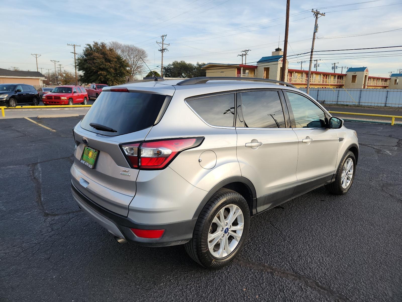 2018 Oxford White /Charcoal Black, cloth Ford Escape SE (1FMCU0GD5JU) with an ENGINE: 1.5L ECOBOOST engine, located at 4711 Ave Q, Lubbock, TX, 79412, (806) 687-2362, 33.551304, -101.855293 - Photo #4