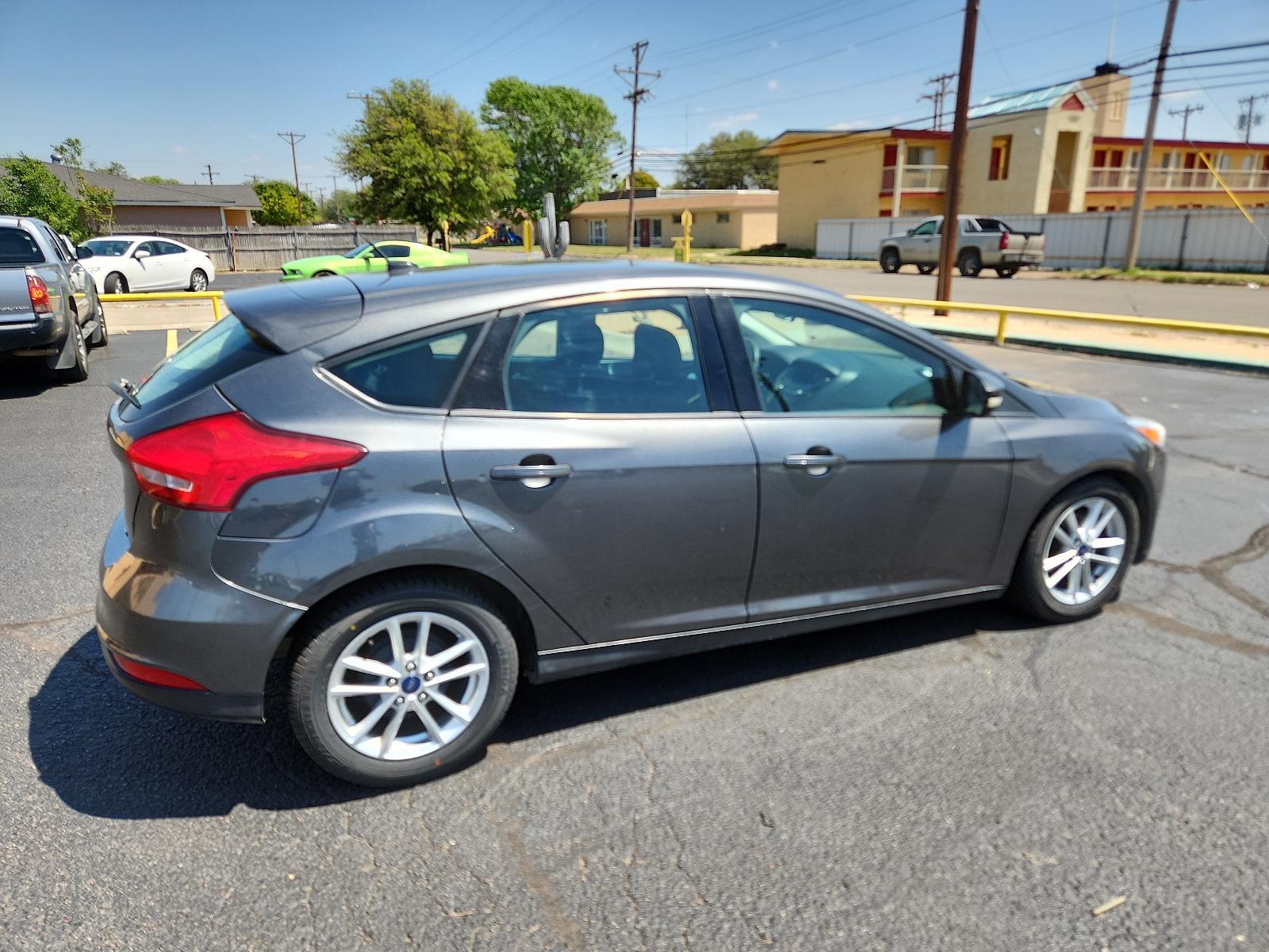 2017 Magnetic Metallic /Charcoal Black Insert w/Warm Steel Surround, cloth Ford Focus SE (1FADP3K29HL) with an ENGINE: 2.0L I-4 GDI TI-VCT FLEX FUEL engine, located at 4711 Ave Q, Lubbock, TX, 79412, (806) 687-2362, 33.551304, -101.855293 - Photo #5