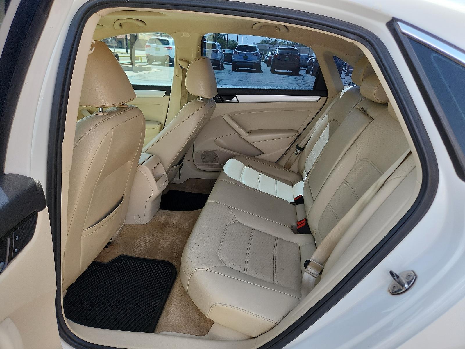 2012 Candy White /Beige Leatherette Interior Volkswagen Passat SE w/Sunroof and Nav PZEV (1VWBP7A33CC) with an 2.5L MPFI DOHC 20-valve I5 PZEV engine -inc: 118 mph speed limiter engine, located at 4711 Ave Q, Lubbock, TX, 79412, (806) 687-2362, 33.551304, -101.855293 - Photo #9