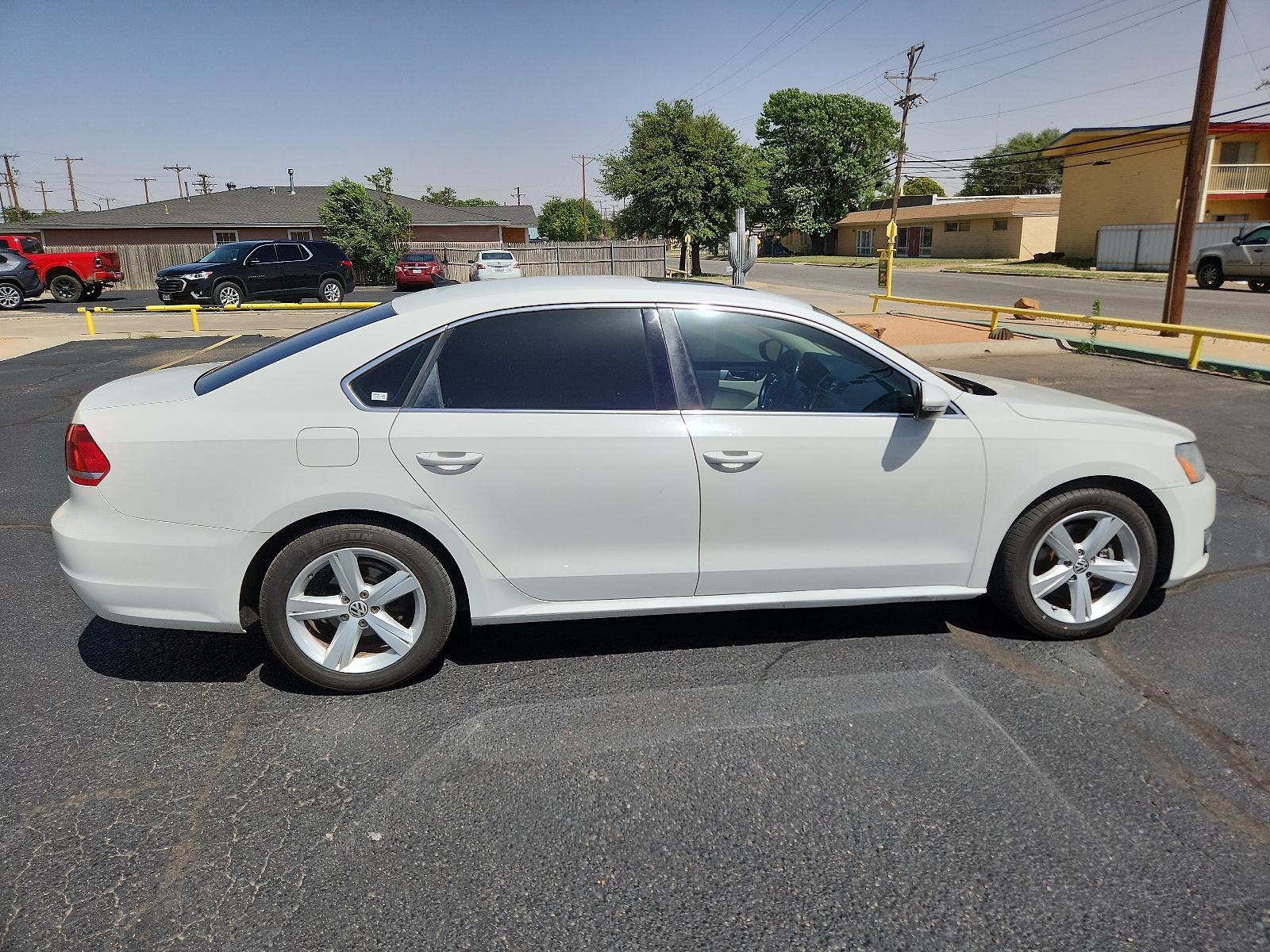 2012 Candy White /Beige Leatherette Interior Volkswagen Passat SE w/Sunroof and Nav PZEV (1VWBP7A33CC) with an 2.5L MPFI DOHC 20-valve I5 PZEV engine -inc: 118 mph speed limiter engine, located at 4711 Ave Q, Lubbock, TX, 79412, (806) 687-2362, 33.551304, -101.855293 - Photo #5