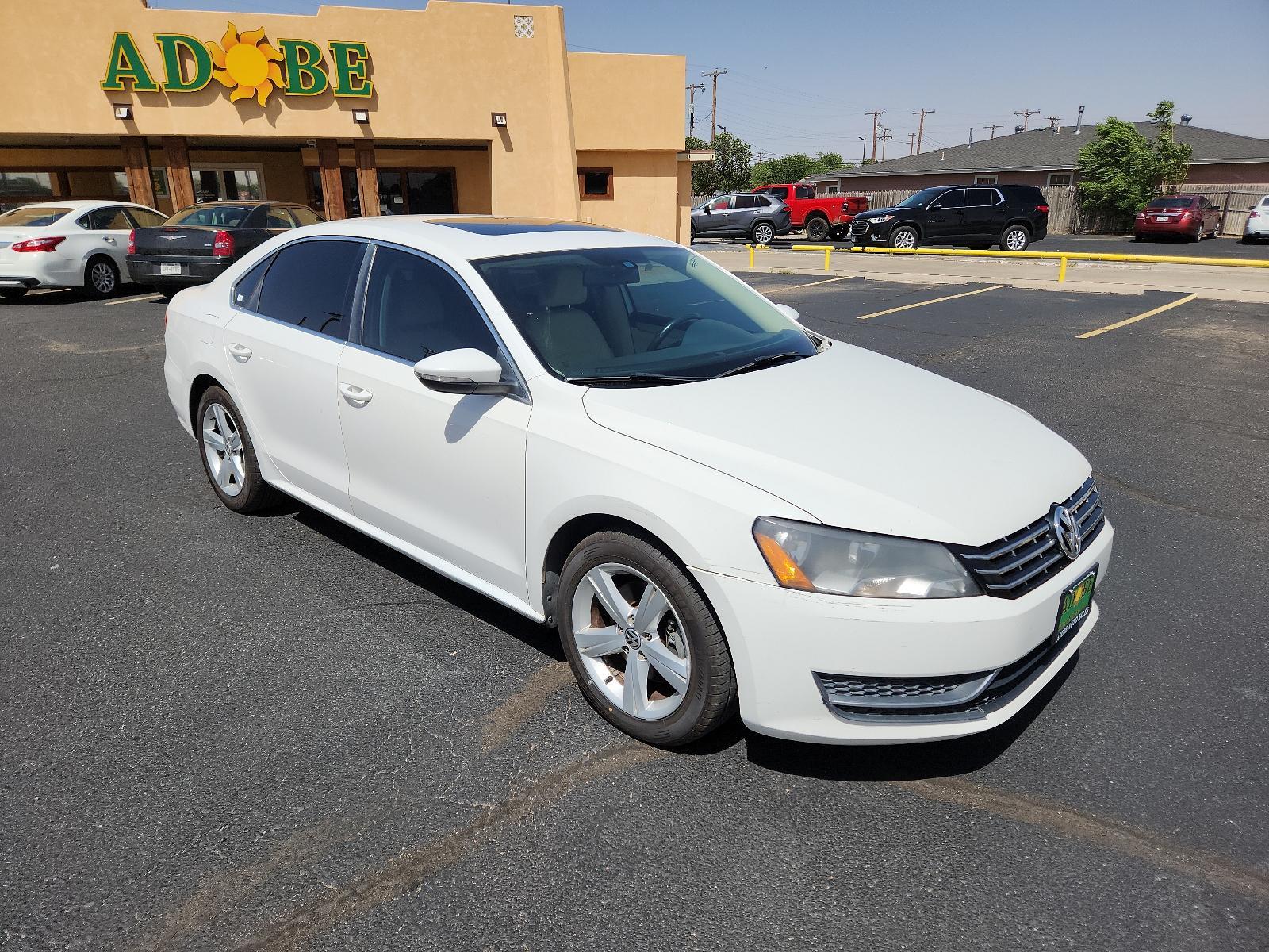 2012 Candy White /Beige Leatherette Interior Volkswagen Passat SE w/Sunroof and Nav PZEV (1VWBP7A33CC) with an 2.5L MPFI DOHC 20-valve I5 PZEV engine -inc: 118 mph speed limiter engine, located at 4711 Ave Q, Lubbock, TX, 79412, (806) 687-2362, 33.551304, -101.855293 - Photo #6