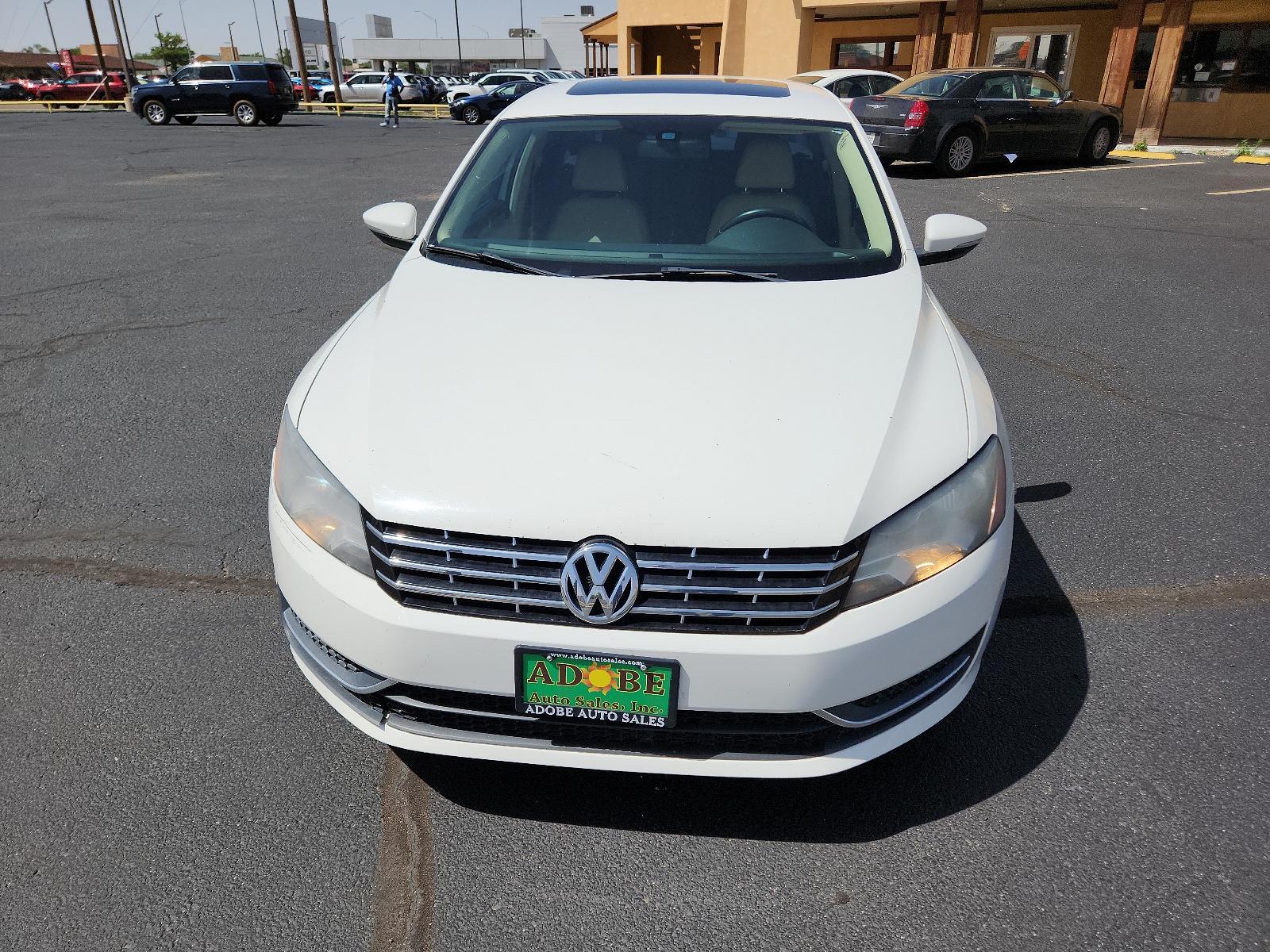 2012 Candy White /Beige Leatherette Interior Volkswagen Passat SE w/Sunroof and Nav PZEV (1VWBP7A33CC) with an 2.5L MPFI DOHC 20-valve I5 PZEV engine -inc: 118 mph speed limiter engine, located at 4711 Ave Q, Lubbock, TX, 79412, (806) 687-2362, 33.551304, -101.855293 - Photo #7