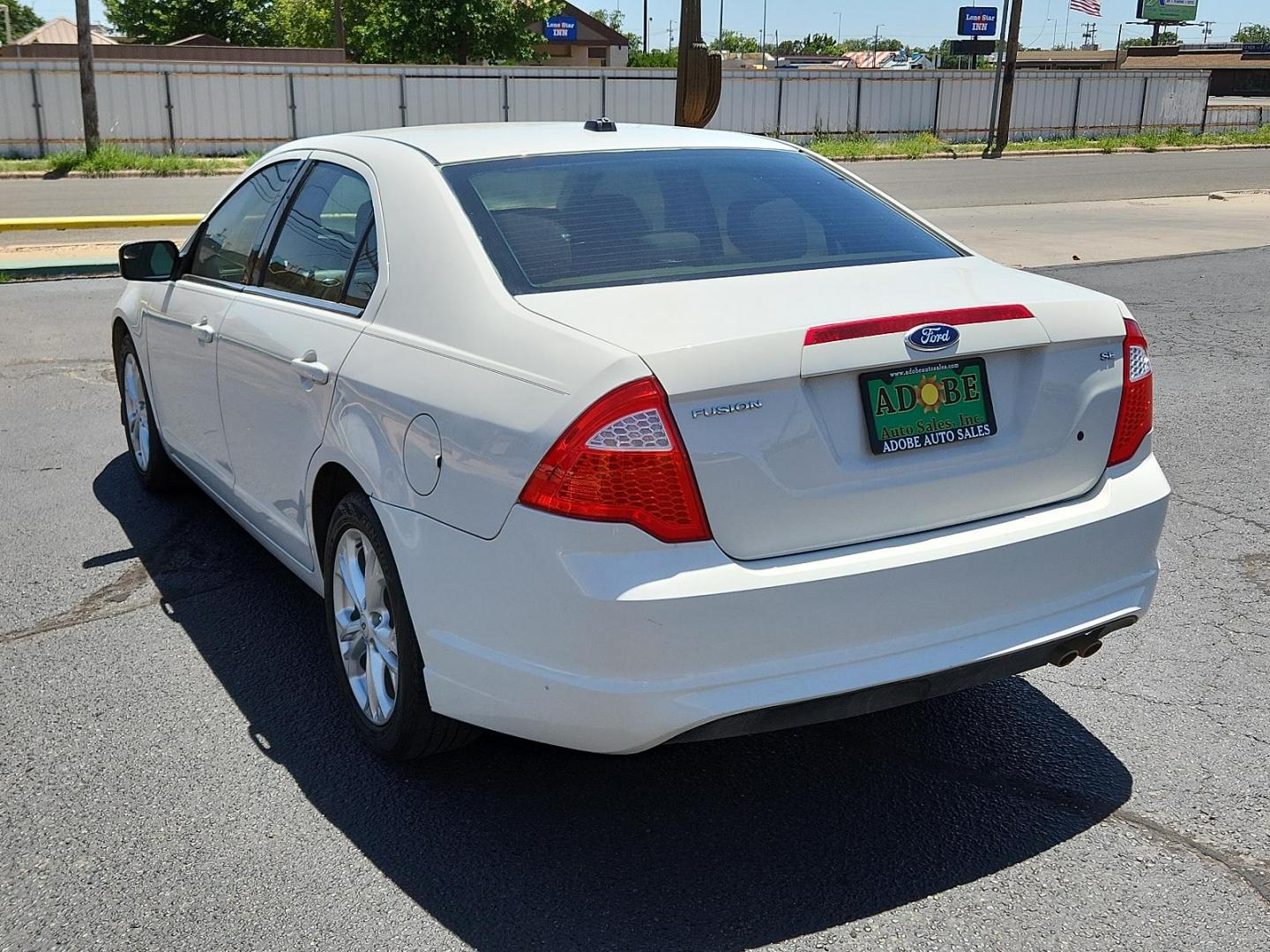 2012 White Suede /Camel Cloth Interior Ford Fusion SE (3FAHP0HA9CR) with an 2.5L 16V I4 DURATEC ENGINE engine, located at 4711 Ave Q, Lubbock, TX, 79412, (806) 687-2362, 33.551304, -101.855293 - Photo#2