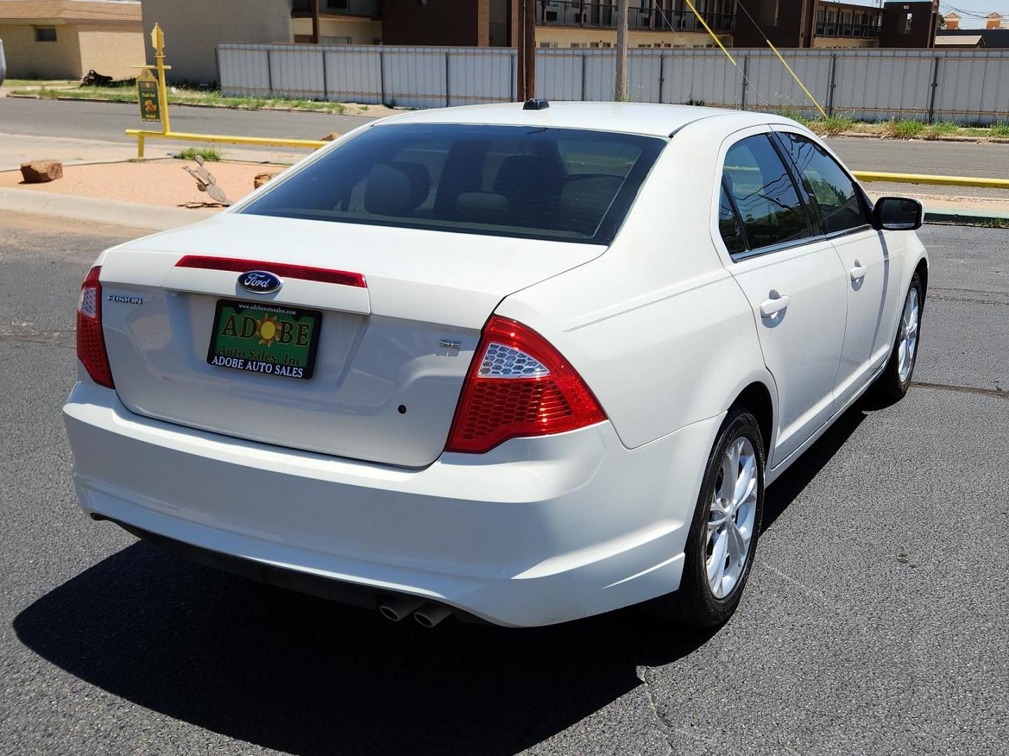 2012 White Suede /Camel Cloth Interior Ford Fusion SE (3FAHP0HA9CR) with an 2.5L 16V I4 DURATEC ENGINE engine, located at 4711 Ave Q, Lubbock, TX, 79412, (806) 687-2362, 33.551304, -101.855293 - Photo#4