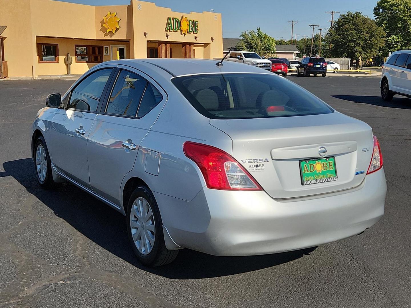 2012 Brilliant Silver Metallic /Charcoal Cloth Interior Nissan Versa SV (3N1CN7APXCL) with an 1.6L DOHC 16-valve I4 engine engine, located at 4711 Ave Q, Lubbock, TX, 79412, (806) 687-2362, 33.551304, -101.855293 - Photo#2