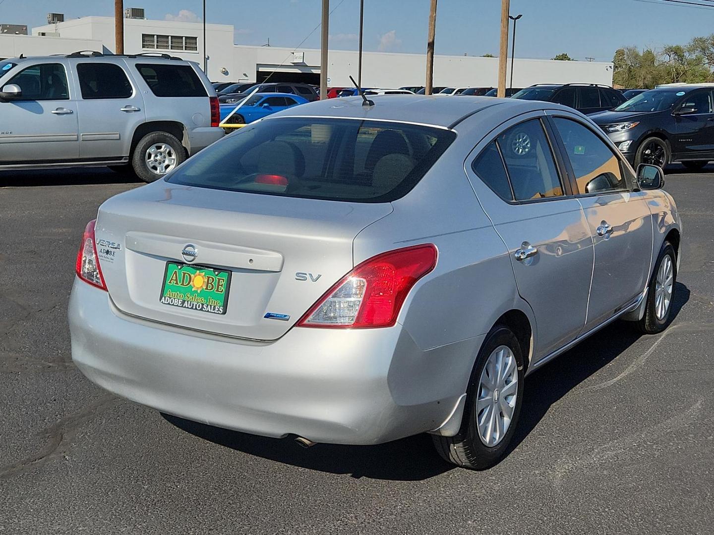 2012 Brilliant Silver Metallic /Charcoal Cloth Interior Nissan Versa SV (3N1CN7APXCL) with an 1.6L DOHC 16-valve I4 engine engine, located at 4711 Ave Q, Lubbock, TX, 79412, (806) 687-2362, 33.551304, -101.855293 - Photo#3