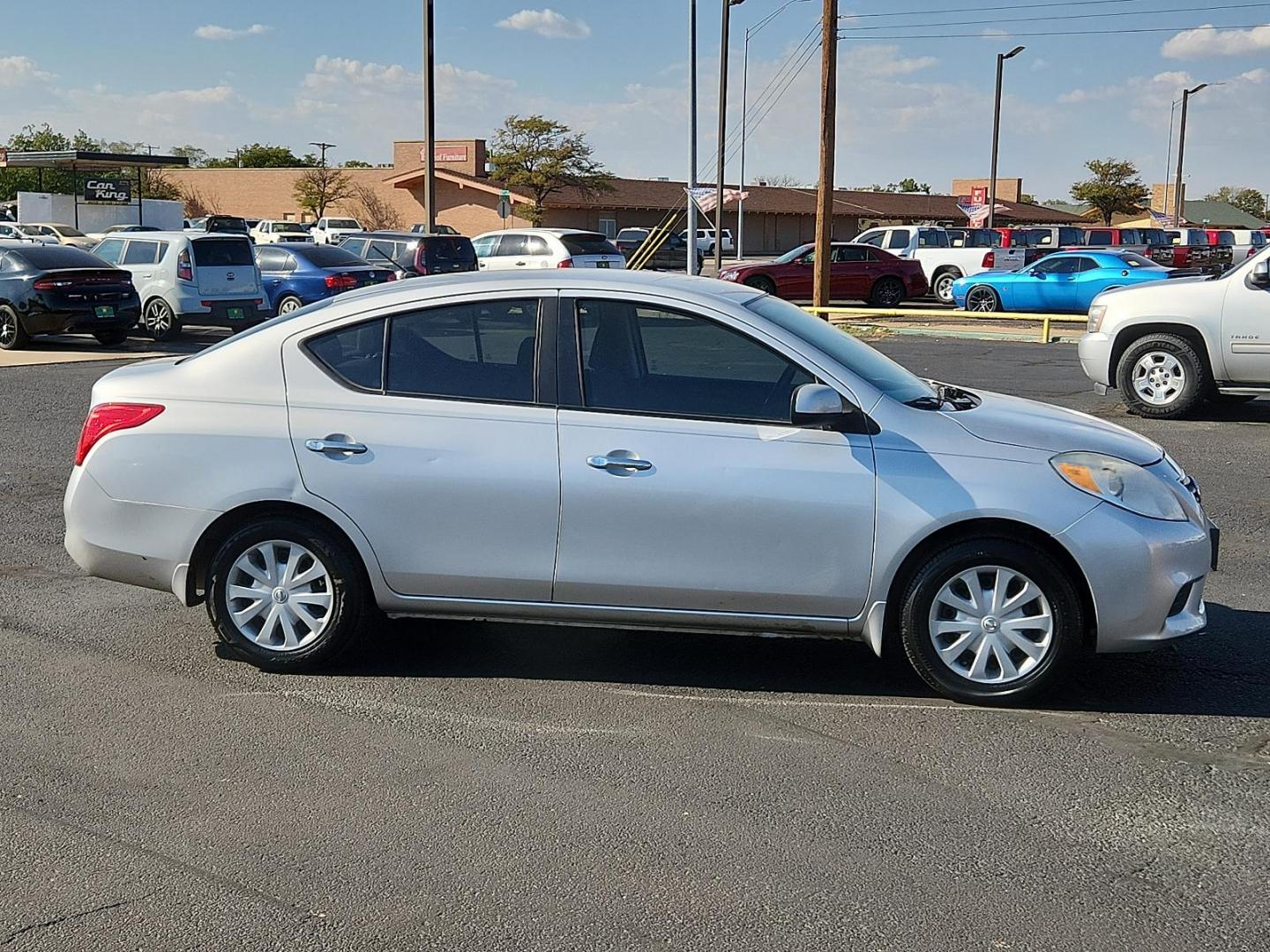 2012 Brilliant Silver Metallic /Charcoal Cloth Interior Nissan Versa SV (3N1CN7APXCL) with an 1.6L DOHC 16-valve I4 engine engine, located at 4711 Ave Q, Lubbock, TX, 79412, (806) 687-2362, 33.551304, -101.855293 - Photo#4