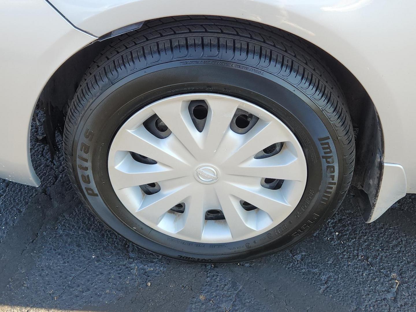 2012 Brilliant Silver Metallic /Charcoal Cloth Interior Nissan Versa SV (3N1CN7APXCL) with an 1.6L DOHC 16-valve I4 engine engine, located at 4711 Ave Q, Lubbock, TX, 79412, (806) 687-2362, 33.551304, -101.855293 - Photo#6