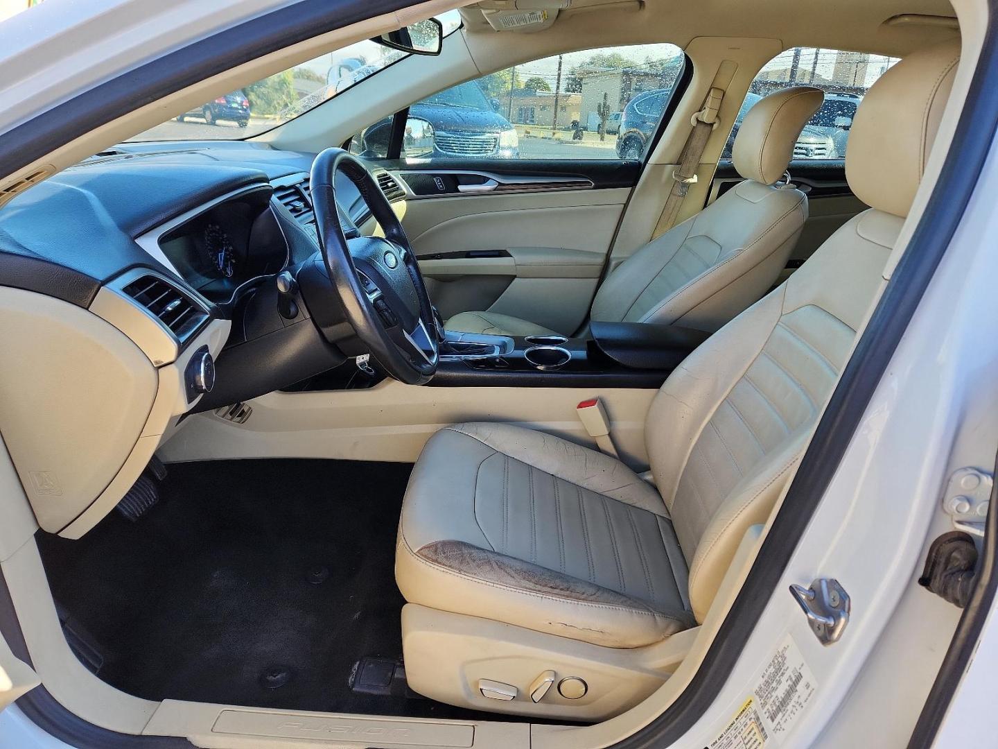 2013 Oxford White /Charcoal Black Ford Fusion SE (3FA6P0HR5DR) with an 1.6L ECOBOOST GTDI I4 ENGINE engine, located at 4711 Ave Q, Lubbock, TX, 79412, (806) 687-2362, 33.551304, -101.855293 - Photo#11