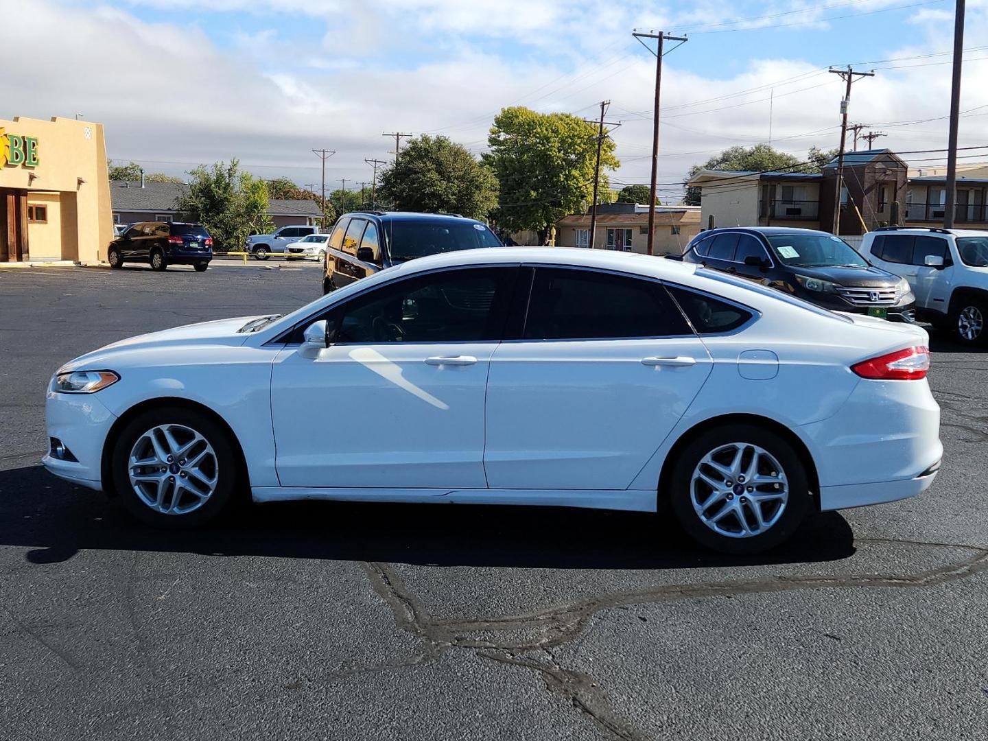 2013 Oxford White /Charcoal Black Ford Fusion SE (3FA6P0HR5DR) with an 1.6L ECOBOOST GTDI I4 ENGINE engine, located at 4711 Ave Q, Lubbock, TX, 79412, (806) 687-2362, 33.551304, -101.855293 - Photo#1