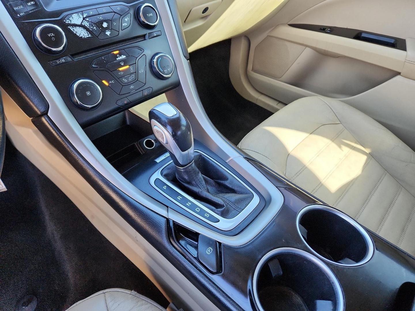 2013 Oxford White /Charcoal Black Ford Fusion SE (3FA6P0HR5DR) with an 1.6L ECOBOOST GTDI I4 ENGINE engine, located at 4711 Ave Q, Lubbock, TX, 79412, (806) 687-2362, 33.551304, -101.855293 - Photo#19