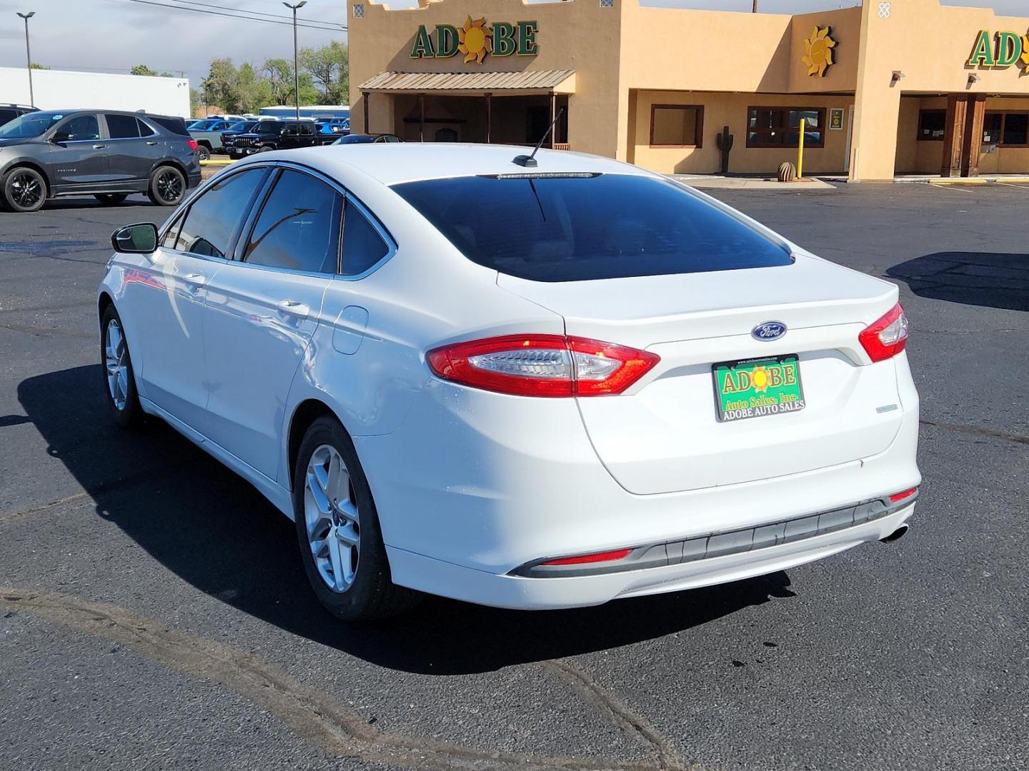 2013 Oxford White /Charcoal Black Ford Fusion SE (3FA6P0HR5DR) with an 1.6L ECOBOOST GTDI I4 ENGINE engine, located at 4711 Ave Q, Lubbock, TX, 79412, (806) 687-2362, 33.551304, -101.855293 - Photo#2