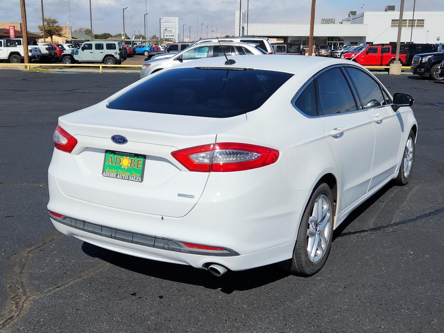 2013 Oxford White /Charcoal Black Ford Fusion SE (3FA6P0HR5DR) with an 1.6L ECOBOOST GTDI I4 ENGINE engine, located at 4711 Ave Q, Lubbock, TX, 79412, (806) 687-2362, 33.551304, -101.855293 - Photo#3