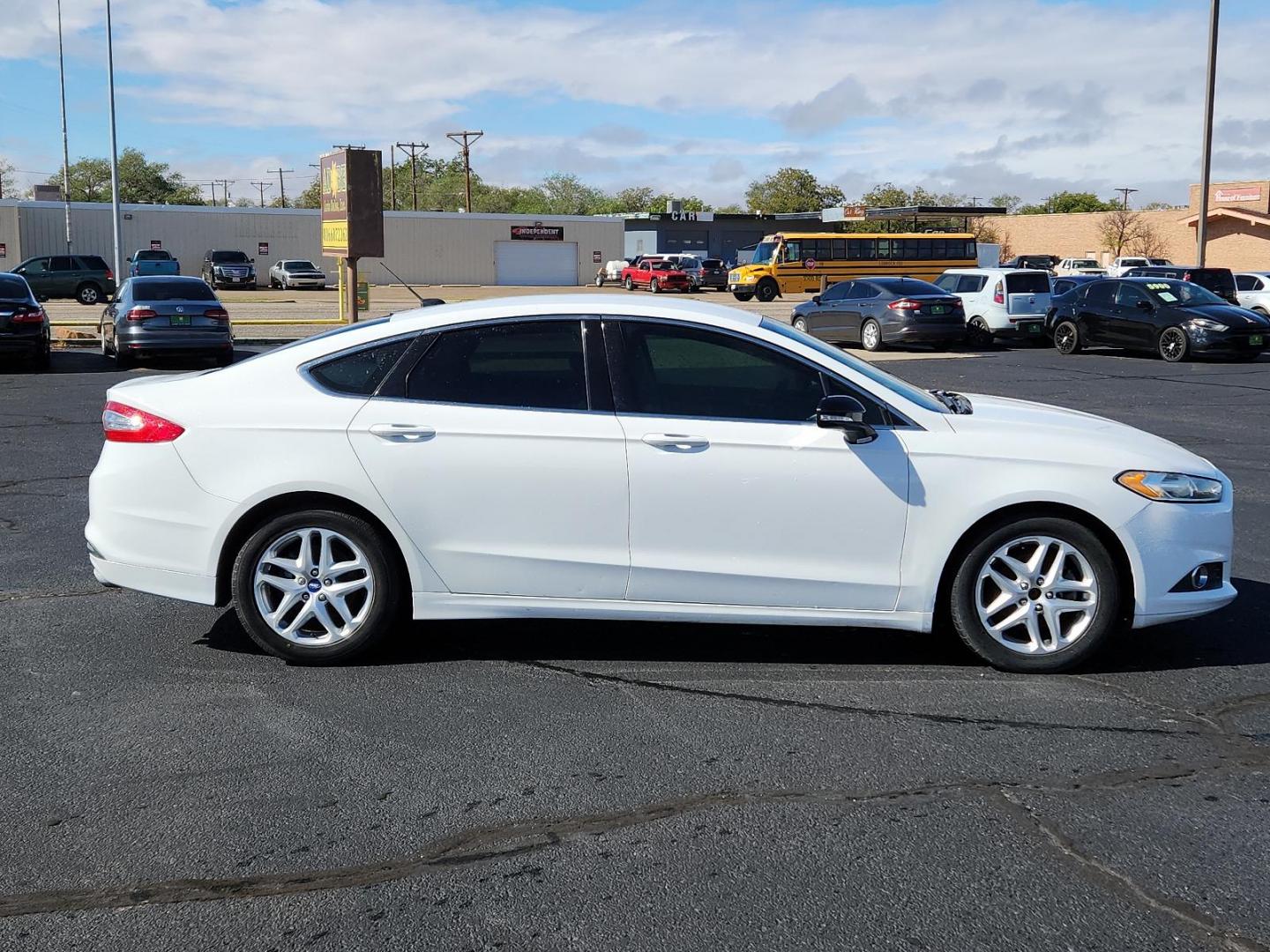 2013 Oxford White /Charcoal Black Ford Fusion SE (3FA6P0HR5DR) with an 1.6L ECOBOOST GTDI I4 ENGINE engine, located at 4711 Ave Q, Lubbock, TX, 79412, (806) 687-2362, 33.551304, -101.855293 - Photo#4