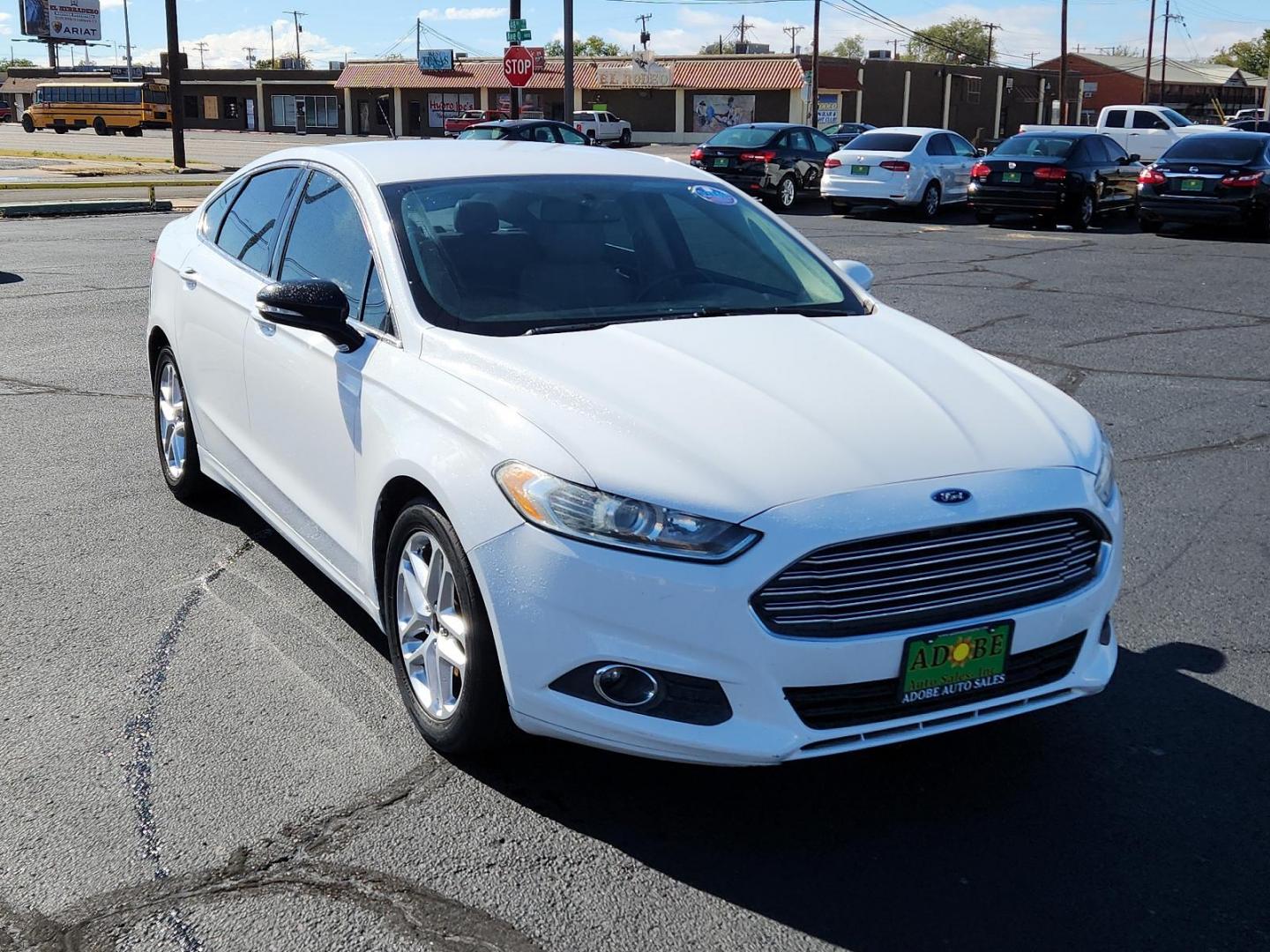 2013 Oxford White /Charcoal Black Ford Fusion SE (3FA6P0HR5DR) with an 1.6L ECOBOOST GTDI I4 ENGINE engine, located at 4711 Ave Q, Lubbock, TX, 79412, (806) 687-2362, 33.551304, -101.855293 - Photo#5