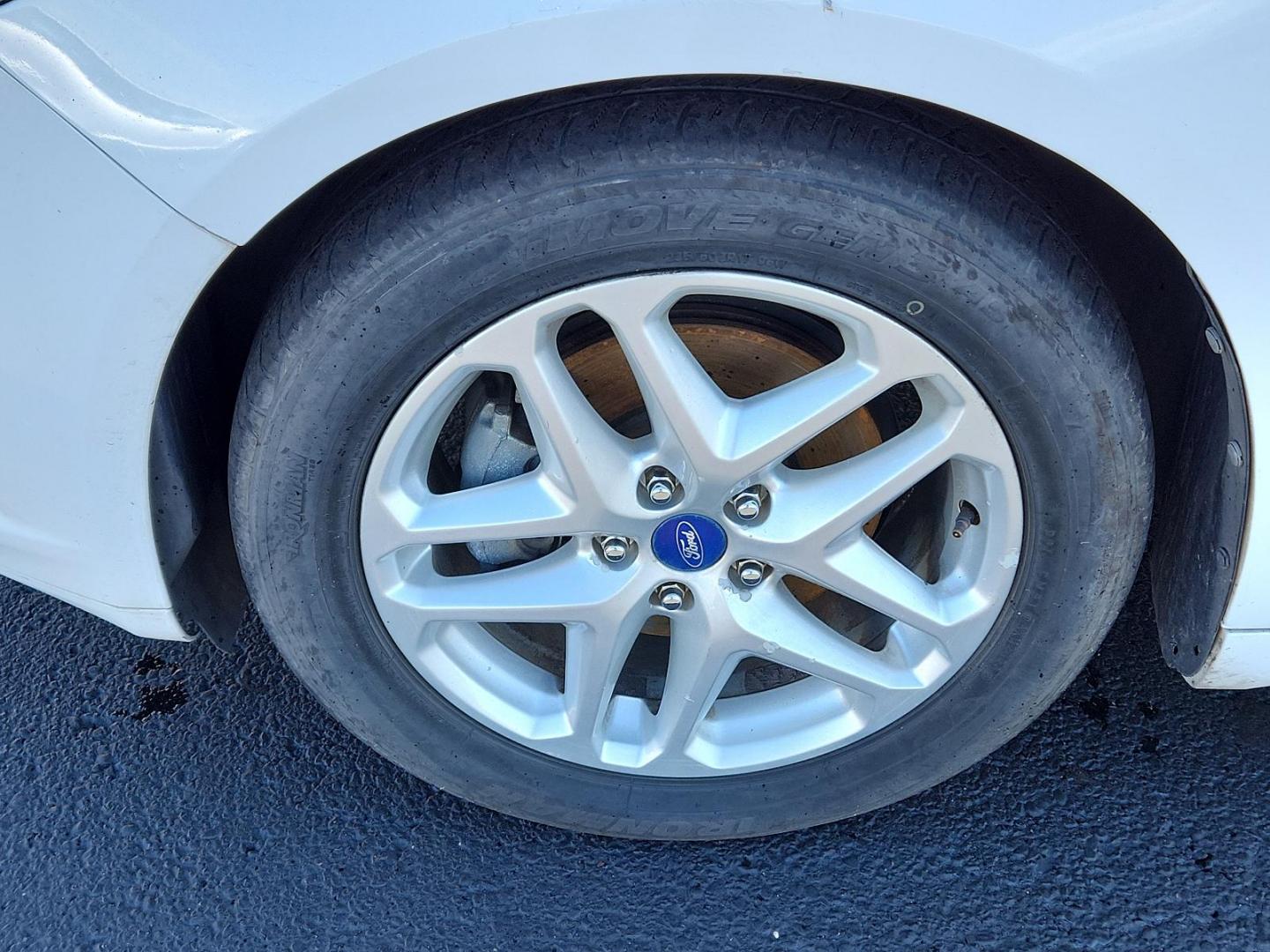 2013 Oxford White /Charcoal Black Ford Fusion SE (3FA6P0HR5DR) with an 1.6L ECOBOOST GTDI I4 ENGINE engine, located at 4711 Ave Q, Lubbock, TX, 79412, (806) 687-2362, 33.551304, -101.855293 - Photo#6