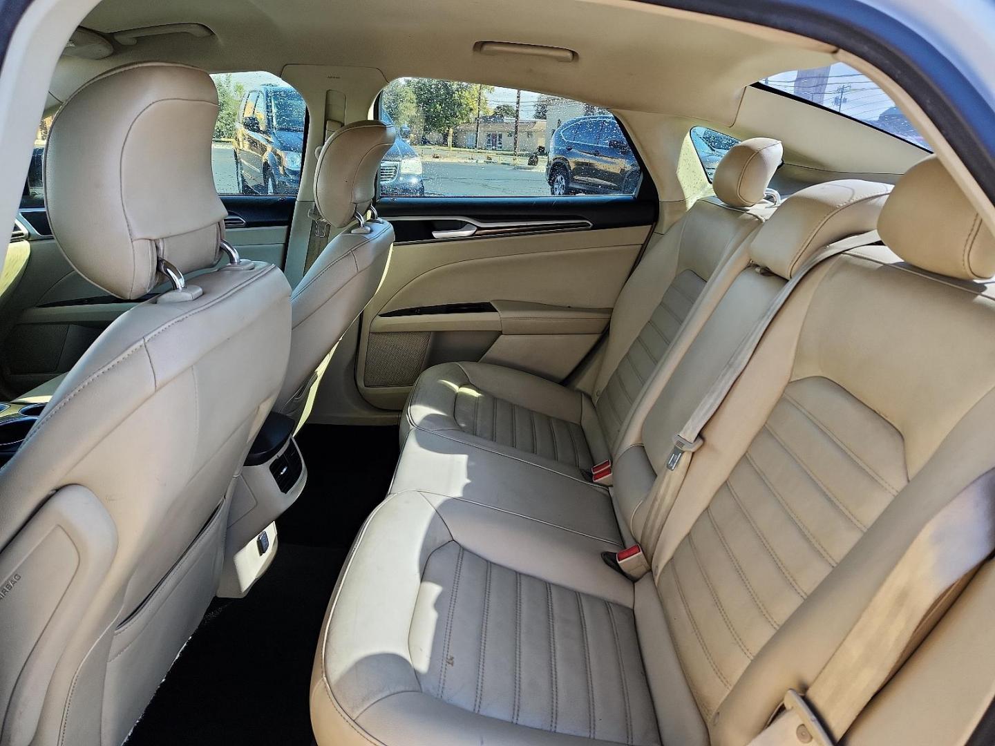 2013 Oxford White /Charcoal Black Ford Fusion SE (3FA6P0HR5DR) with an 1.6L ECOBOOST GTDI I4 ENGINE engine, located at 4711 Ave Q, Lubbock, TX, 79412, (806) 687-2362, 33.551304, -101.855293 - Photo#8