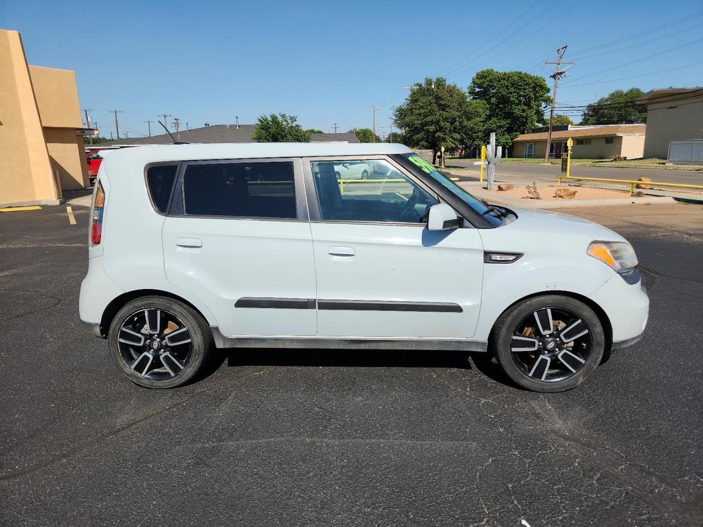 2010 Ghost /Black Cloth Interior Kia Soul + (KNDJT2A22A7) with an 2.0L CVVT I4 engine engine, located at 4711 Ave Q, Lubbock, TX, 79412, (806) 687-2362, 33.551304, -101.855293 - Photo#5