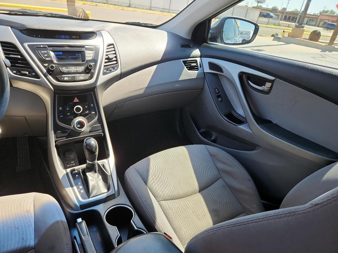 2016 Quartz White Pearl - W8 /Beige - YVF Hyundai Elantra SE (5NPDH4AE6GH) with an Engine:1.8L DOHC 16V 4-Cylinder D-CVVT MPI engine, located at 4711 Ave Q, Lubbock, TX, 79412, (806) 687-2362, 33.551304, -101.855293 - Photo#11