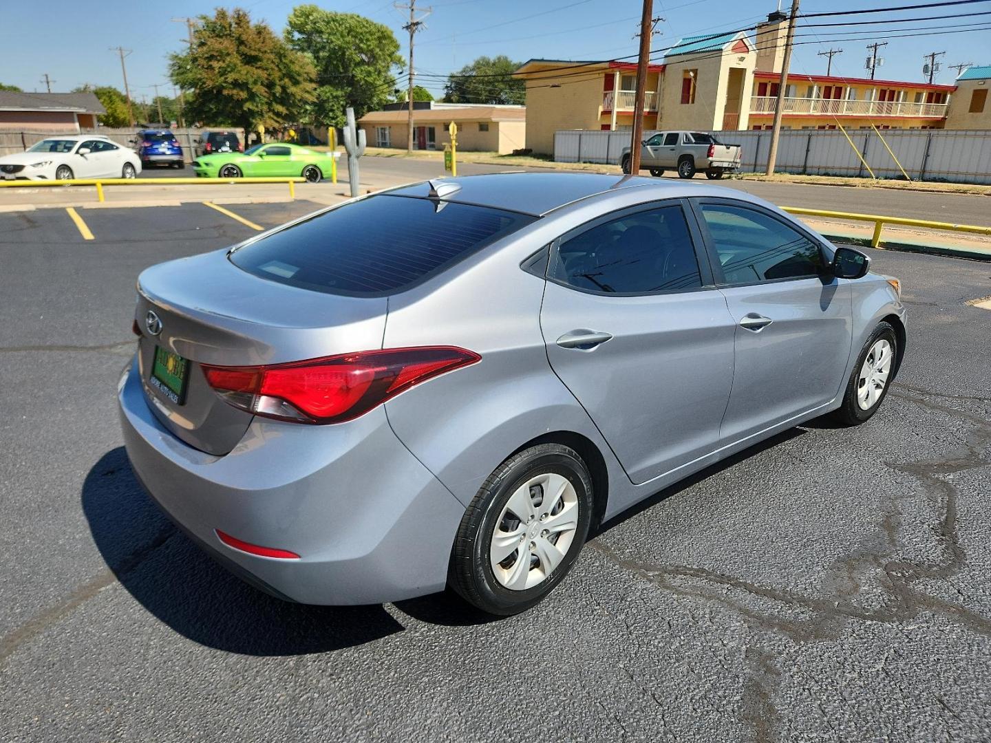 2016 Quartz White Pearl - W8 /Beige - YVF Hyundai Elantra SE (5NPDH4AE6GH) with an Engine:1.8L DOHC 16V 4-Cylinder D-CVVT MPI engine, located at 4711 Ave Q, Lubbock, TX, 79412, (806) 687-2362, 33.551304, -101.855293 - Photo#4