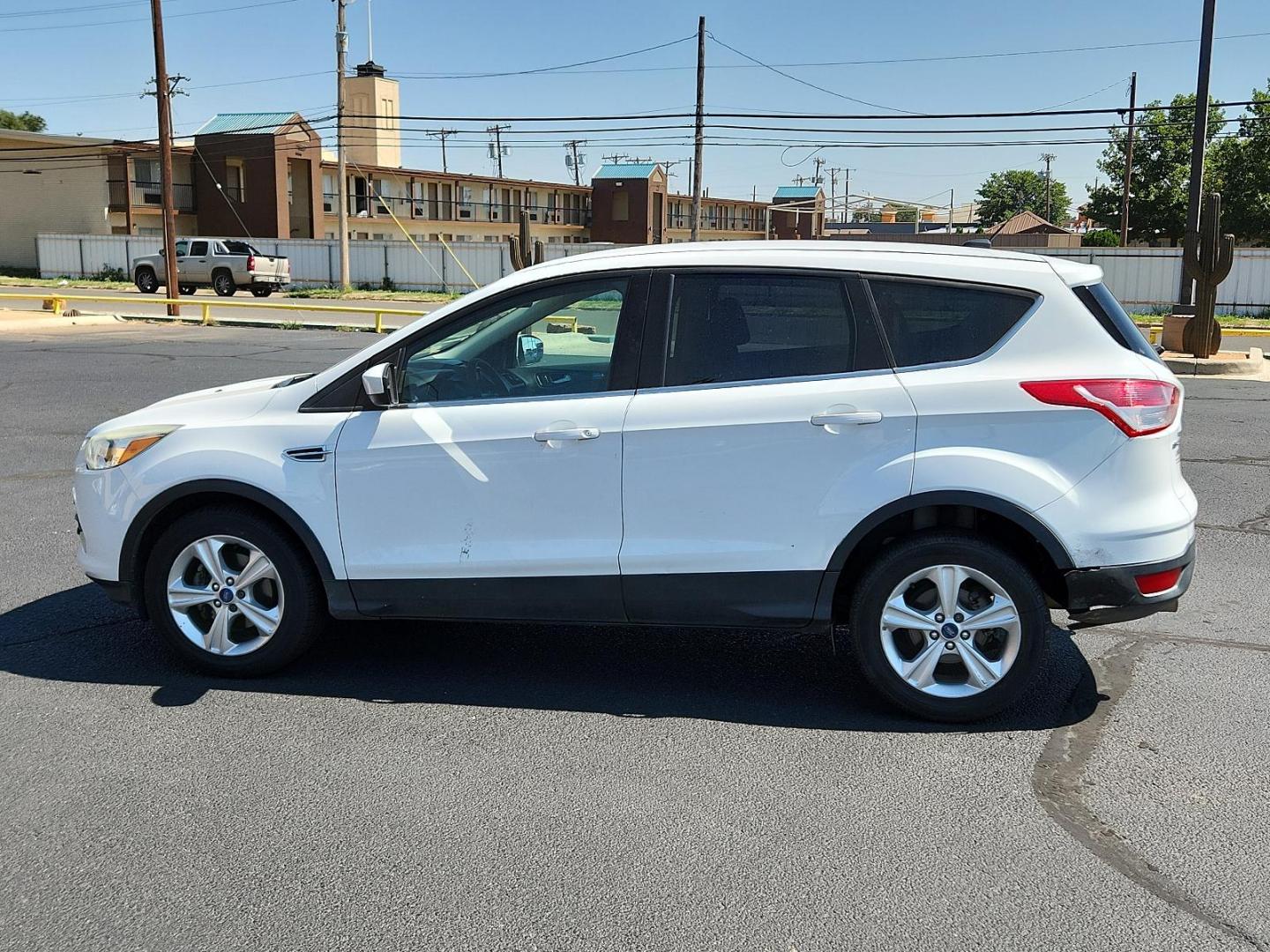 2013 Oxford White /Charcoal Black Cloth Interior Ford Escape SE (1FMCU0GX9DU) with an 1.6L I4 ECOBOOST ENGINE engine, located at 4711 Ave Q, Lubbock, TX, 79412, (806) 687-2362, 33.551304, -101.855293 - Photo#1