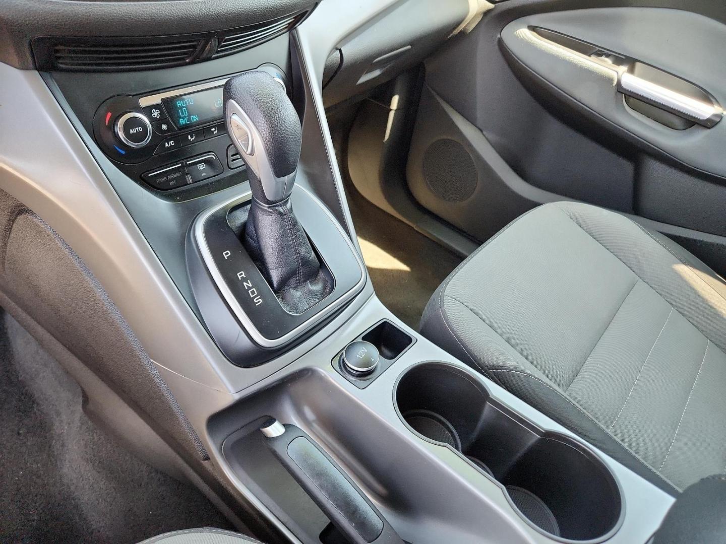 2013 Oxford White /Charcoal Black Cloth Interior Ford Escape SE (1FMCU0GX9DU) with an 1.6L I4 ECOBOOST ENGINE engine, located at 4711 Ave Q, Lubbock, TX, 79412, (806) 687-2362, 33.551304, -101.855293 - Photo#19