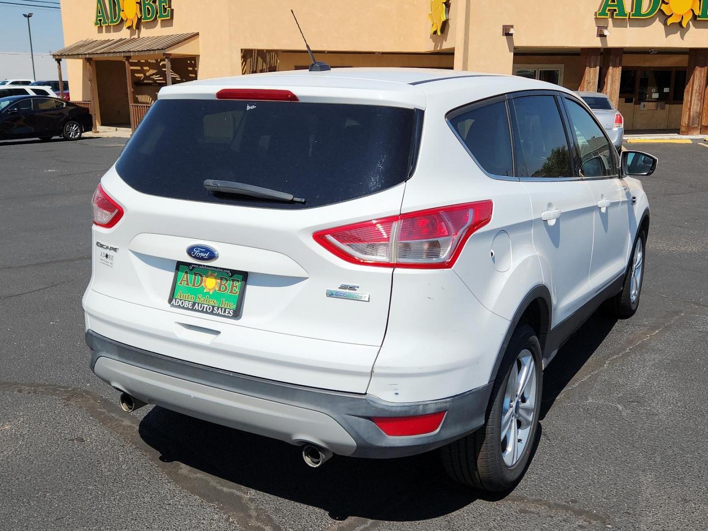 2013 Oxford White /Charcoal Black Cloth Interior Ford Escape SE (1FMCU0GX9DU) with an 1.6L I4 ECOBOOST ENGINE engine, located at 4711 Ave Q, Lubbock, TX, 79412, (806) 687-2362, 33.551304, -101.855293 - Photo#4