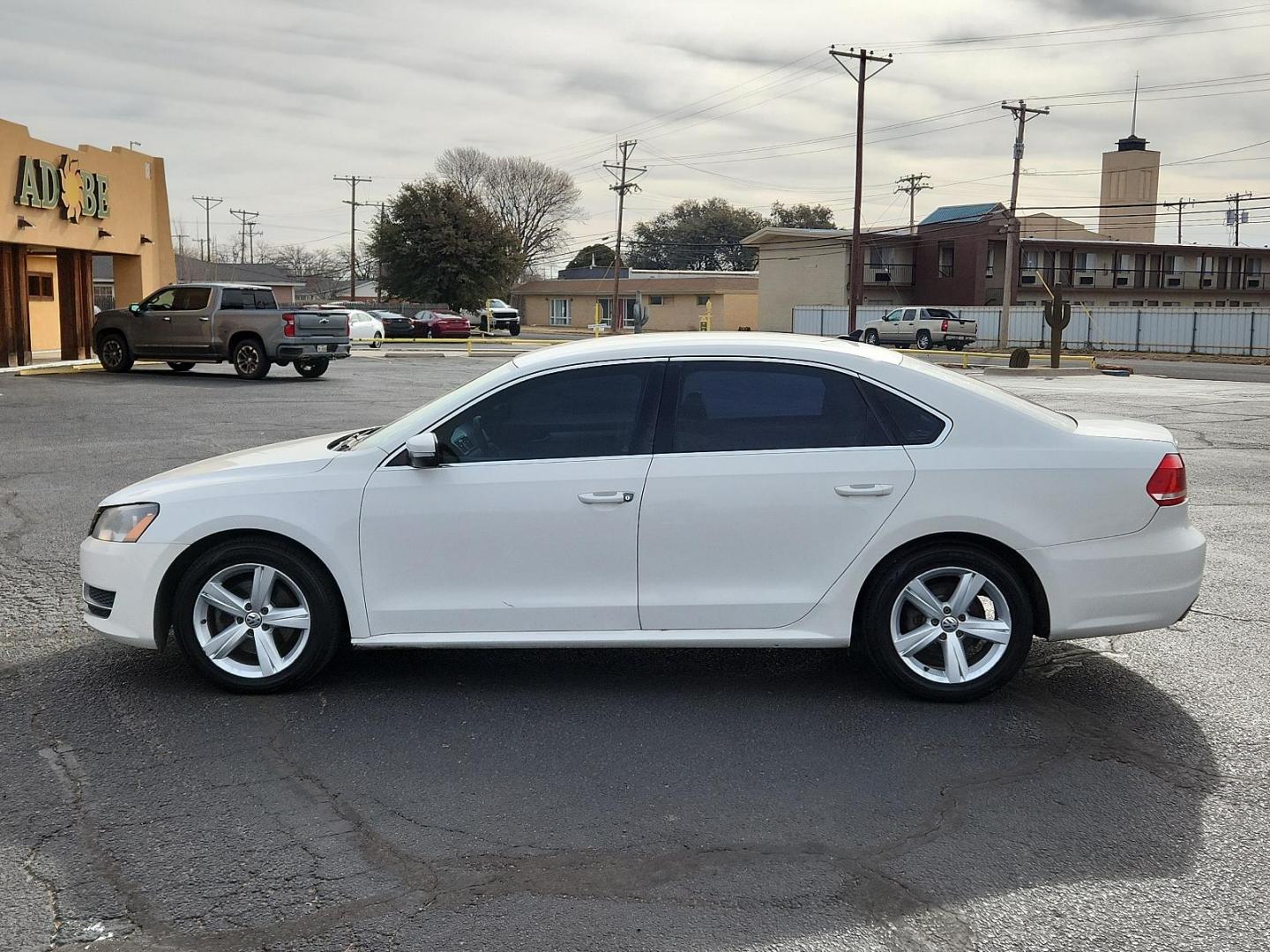 2013 Candy White Volkswagen Passat SE (1VWBP7A31DC) with an 2.5L MPFI DOHC 20-valve I5 PZEV engine -inc: 118 mph speed limiter engine, located at 4711 Ave Q, Lubbock, TX, 79412, (806) 687-2362, 33.551304, -101.855293 - Photo#1