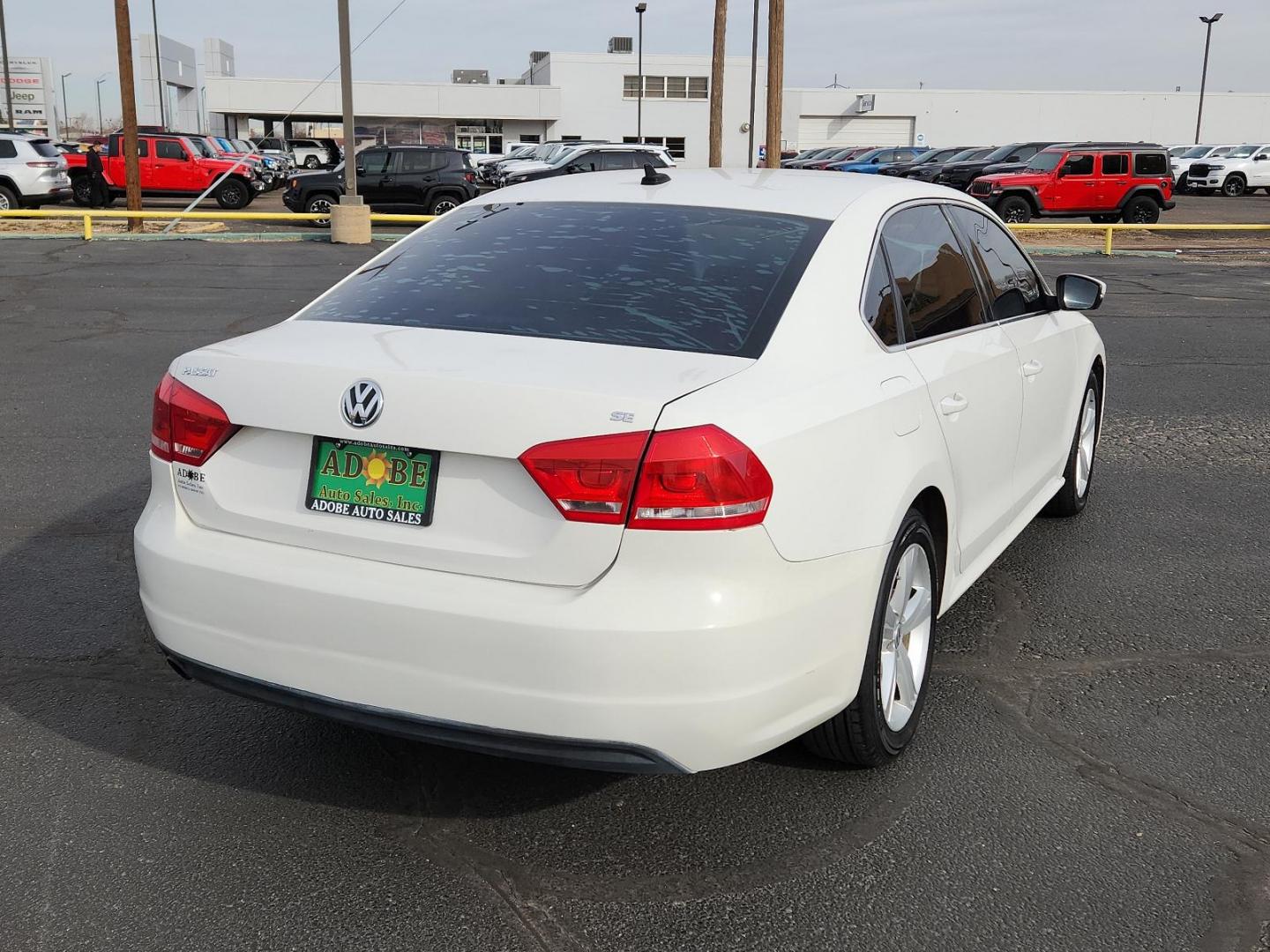 2013 Candy White Volkswagen Passat SE (1VWBP7A31DC) with an 2.5L MPFI DOHC 20-valve I5 PZEV engine -inc: 118 mph speed limiter engine, located at 4711 Ave Q, Lubbock, TX, 79412, (806) 687-2362, 33.551304, -101.855293 - Photo#3