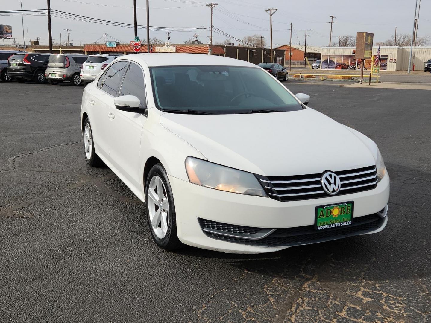 2013 Candy White Volkswagen Passat SE (1VWBP7A31DC) with an 2.5L MPFI DOHC 20-valve I5 PZEV engine -inc: 118 mph speed limiter engine, located at 4711 Ave Q, Lubbock, TX, 79412, (806) 687-2362, 33.551304, -101.855293 - Photo#5