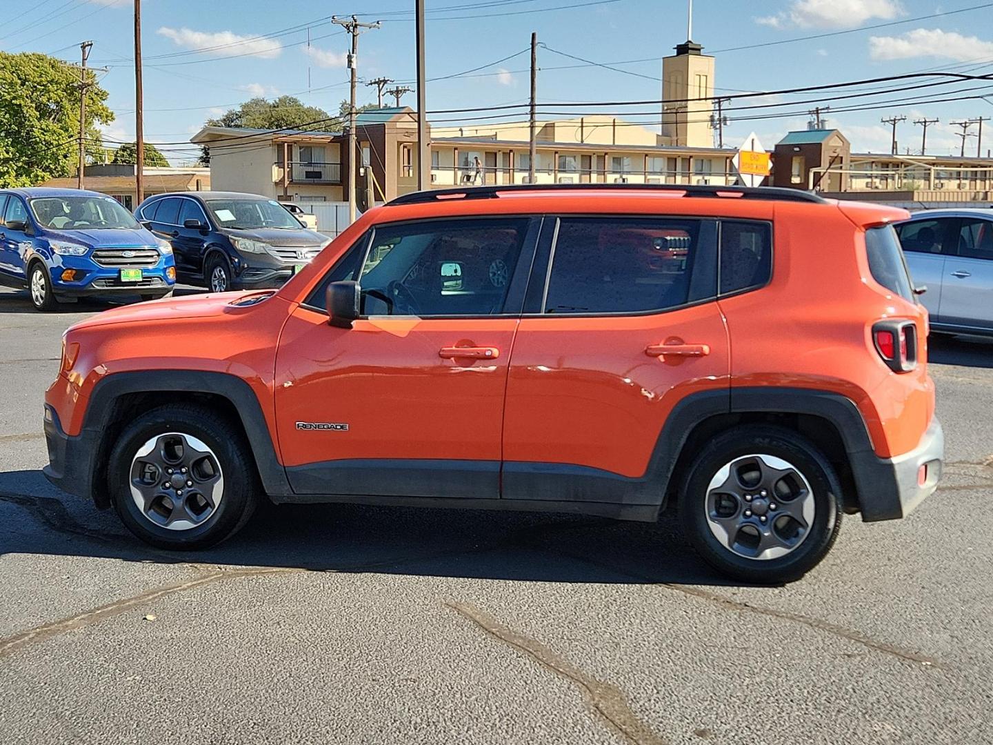 2017 Omaha Orange /Black, cloth Jeep Renegade Sport (ZACCJAABXHP) with an ENGINE: 2.4L I4 MULTIAIR engine, located at 4711 Ave Q, Lubbock, TX, 79412, (806) 687-2362, 33.551304, -101.855293 - Photo#5