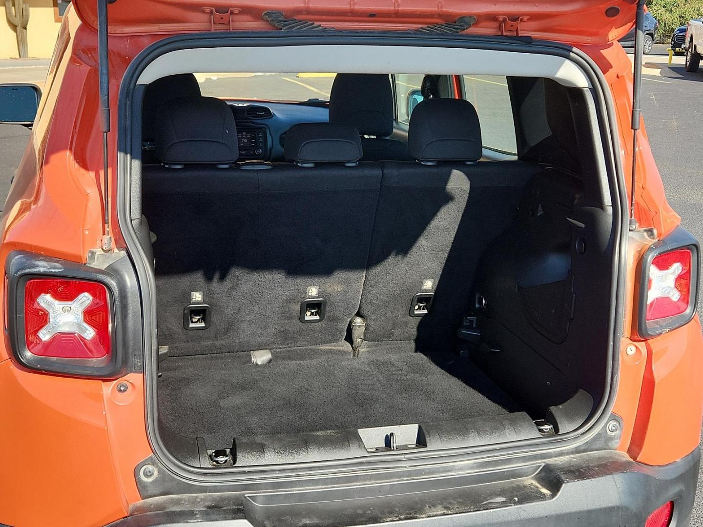 2020 Omaha Orange Clear Coat /Black, cloth Jeep Renegade Sport (ZACNJAAB7LP) with an ENGINE: 2.4L I4 ZERO EVAP M-AIR engine, located at 4711 Ave Q, Lubbock, TX, 79412, (806) 687-2362, 33.551304, -101.855293 - Photo#7