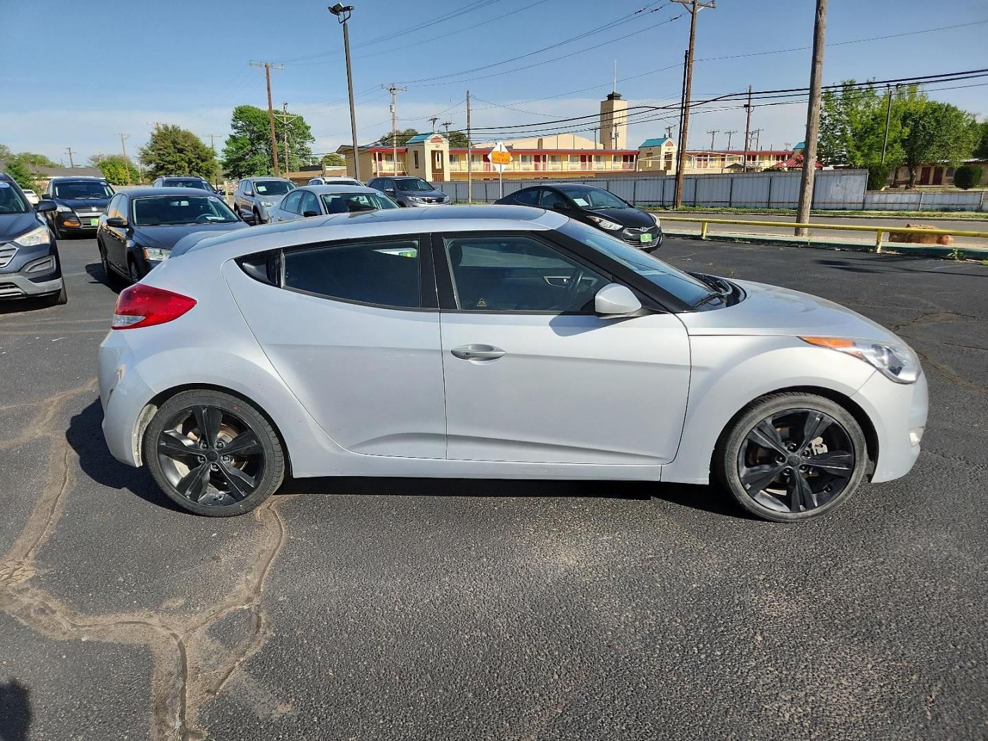 2017 Ironman Silver /Black, premium cloth Hyundai Veloster Value Edition (KMHTC6ADXHU) with an Engine: 1.6L 4-Cylinder GDI DOHC engine, located at 4711 Ave Q, Lubbock, TX, 79412, (806) 687-2362, 33.551304, -101.855293 - Photo#5