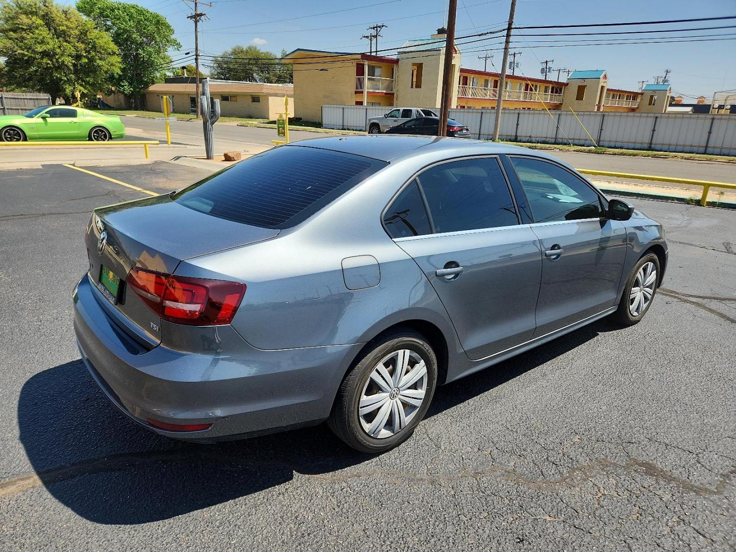 2017 Platinum Gray Metallic /Titan Black/Palladium Gray, cloth Volkswagen Jetta 1.4T S (3VW2B7AJ5HM) with an Engine: 1.4L TSI I-4 Turbocharged -inc: DOHC 16-valve, direct injection engine, located at 4711 Ave Q, Lubbock, TX, 79412, (806) 687-2362, 33.551304, -101.855293 - Photo#4