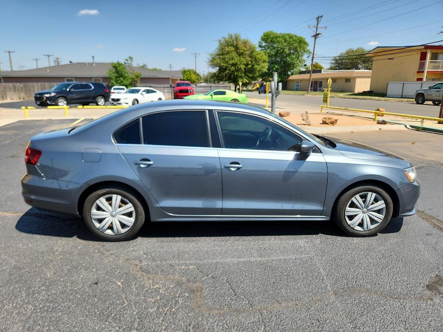 2017 Platinum Gray Metallic /Titan Black/Palladium Gray, cloth Volkswagen Jetta 1.4T S (3VW2B7AJ5HM) with an Engine: 1.4L TSI I-4 Turbocharged -inc: DOHC 16-valve, direct injection engine, located at 4711 Ave Q, Lubbock, TX, 79412, (806) 687-2362, 33.551304, -101.855293 - Photo#5