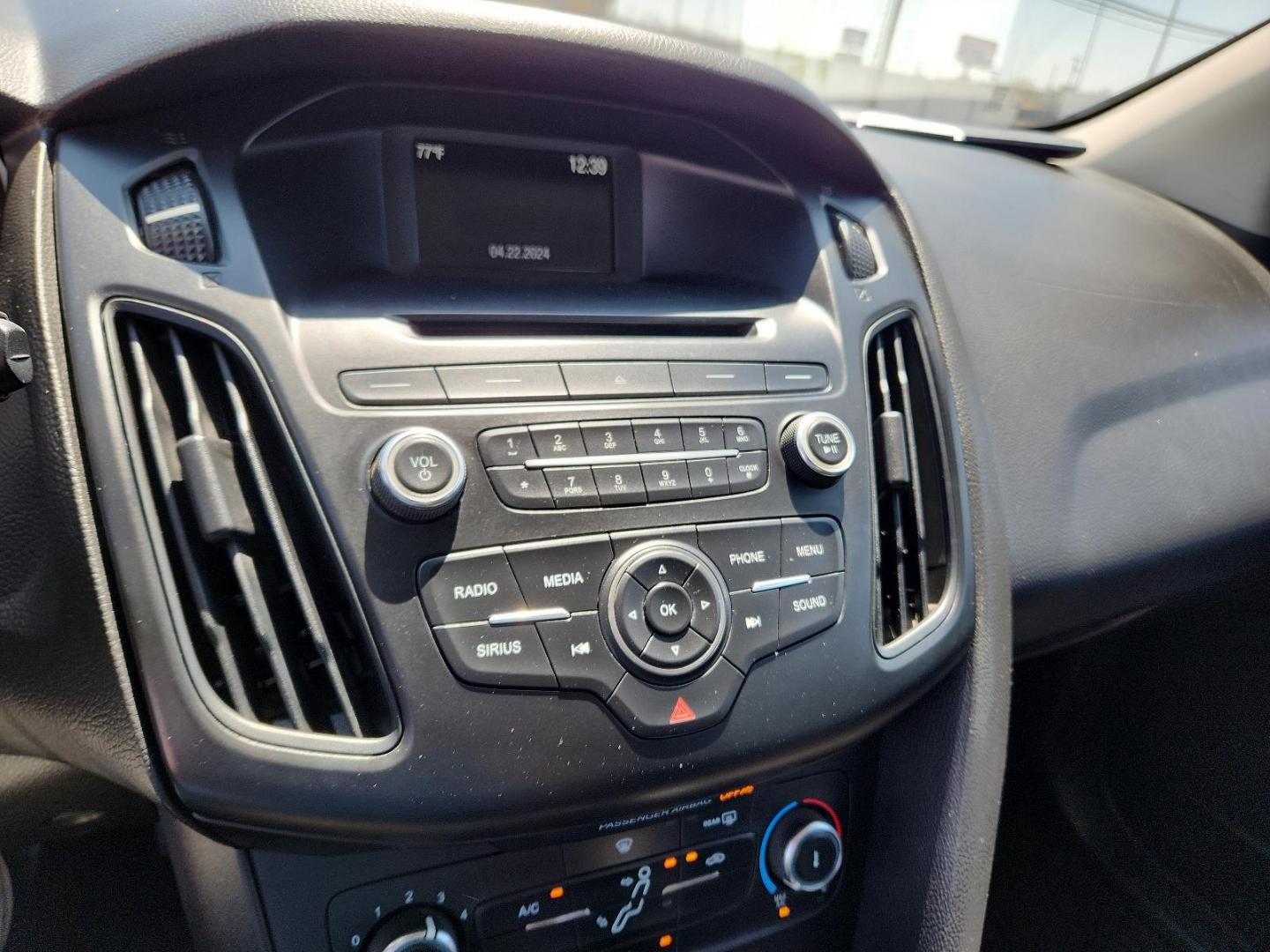 2017 Magnetic Metallic /Charcoal Black Insert w/Warm Steel Surround, cloth Ford Focus SE (1FADP3K29HL) with an ENGINE: 2.0L I-4 GDI TI-VCT FLEX FUEL engine, located at 4711 Ave Q, Lubbock, TX, 79412, (806) 687-2362, 33.551304, -101.855293 - Photo#22