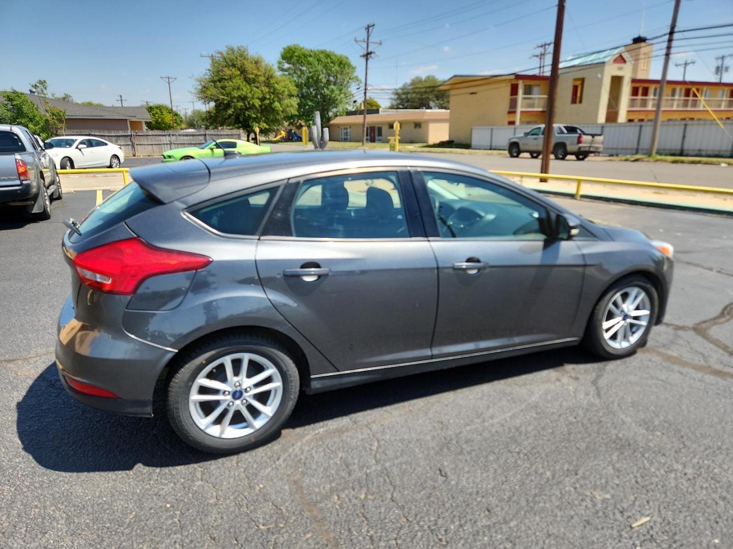 2017 Magnetic Metallic /Charcoal Black Insert w/Warm Steel Surround, cloth Ford Focus SE (1FADP3K29HL) with an ENGINE: 2.0L I-4 GDI TI-VCT FLEX FUEL engine, located at 4711 Ave Q, Lubbock, TX, 79412, (806) 687-2362, 33.551304, -101.855293 - Photo#5