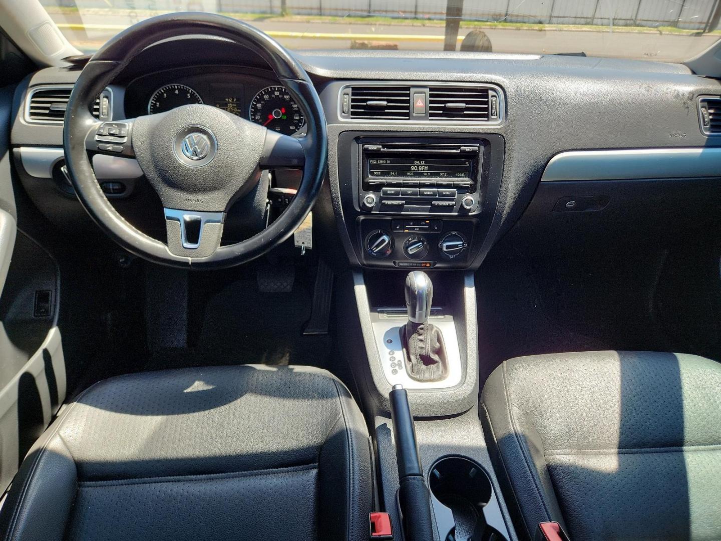 2014 Candy White /Titan Black Volkswagen Jetta Sedan SE w/Connectivity (3VWD17AJ6EM) with an Engine: 1.8L l-4 DOHC engine, located at 4711 Ave Q, Lubbock, TX, 79412, (806) 687-2362, 33.551304, -101.855293 - Photo#10