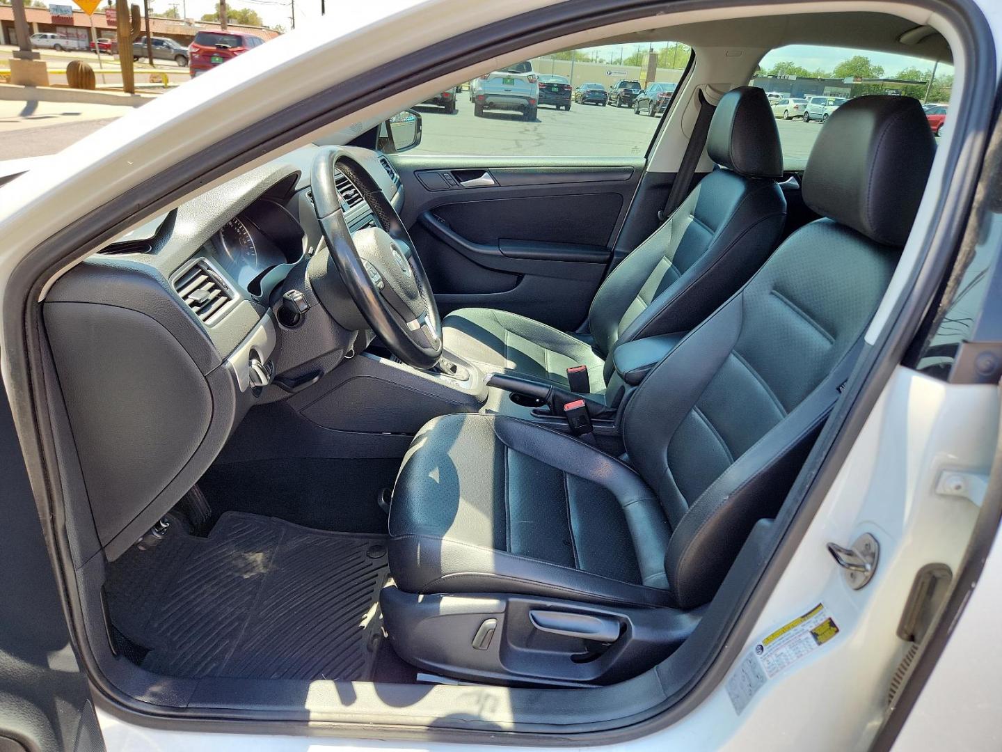 2014 Candy White /Titan Black Volkswagen Jetta Sedan SE w/Connectivity (3VWD17AJ6EM) with an Engine: 1.8L l-4 DOHC engine, located at 4711 Ave Q, Lubbock, TX, 79412, (806) 687-2362, 33.551304, -101.855293 - Photo#12