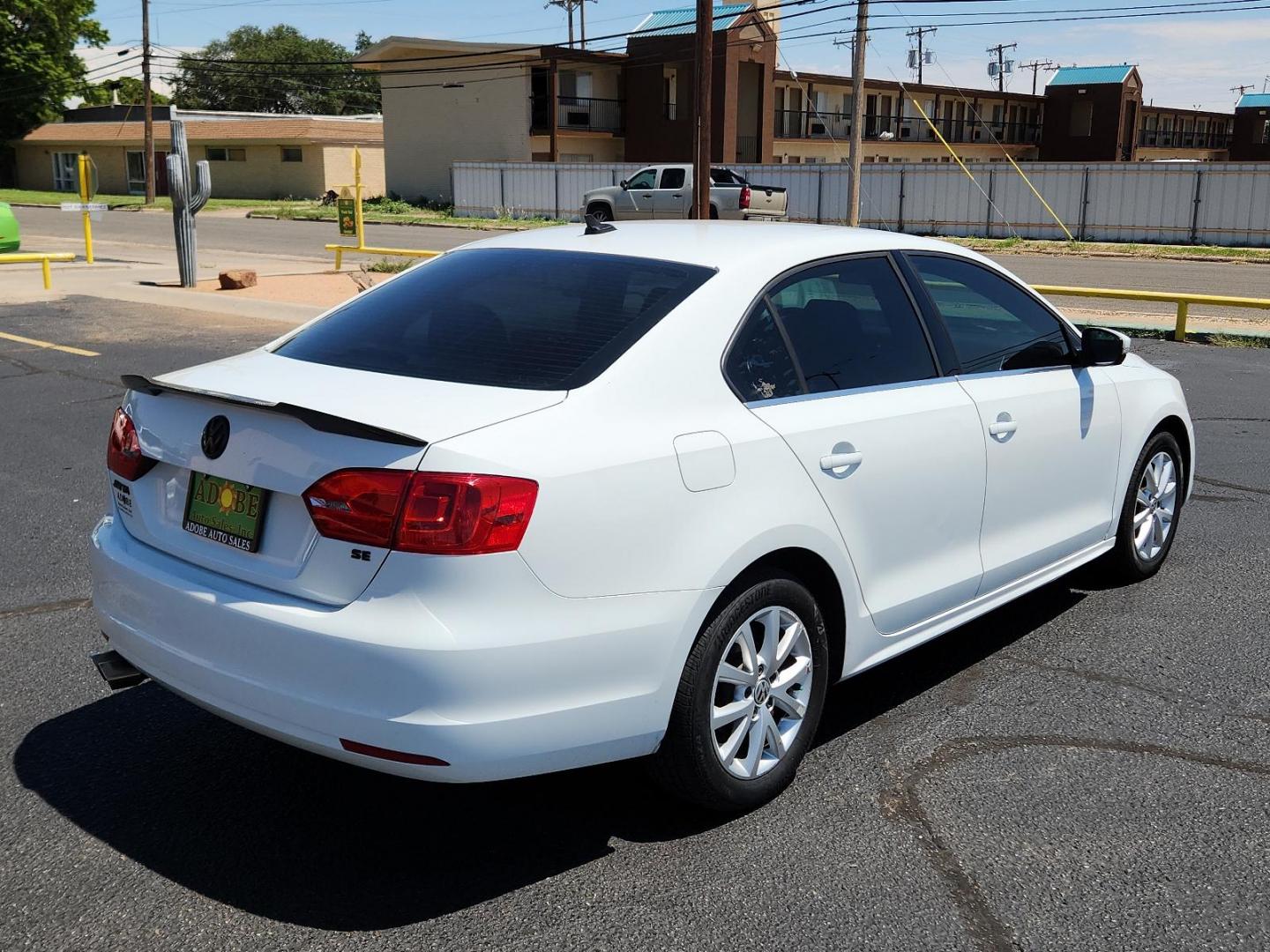 2014 Candy White /Titan Black Volkswagen Jetta Sedan SE w/Connectivity (3VWD17AJ6EM) with an Engine: 1.8L l-4 DOHC engine, located at 4711 Ave Q, Lubbock, TX, 79412, (806) 687-2362, 33.551304, -101.855293 - Photo#4