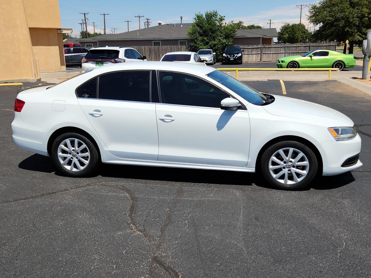 2014 Candy White /Titan Black Volkswagen Jetta Sedan SE w/Connectivity (3VWD17AJ6EM) with an Engine: 1.8L l-4 DOHC engine, located at 4711 Ave Q, Lubbock, TX, 79412, (806) 687-2362, 33.551304, -101.855293 - Photo#5