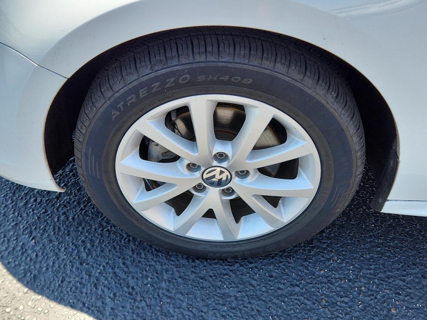 2014 Candy White /Titan Black Volkswagen Jetta Sedan SE w/Connectivity (3VWD17AJ6EM) with an Engine: 1.8L l-4 DOHC engine, located at 4711 Ave Q, Lubbock, TX, 79412, (806) 687-2362, 33.551304, -101.855293 - Photo#8