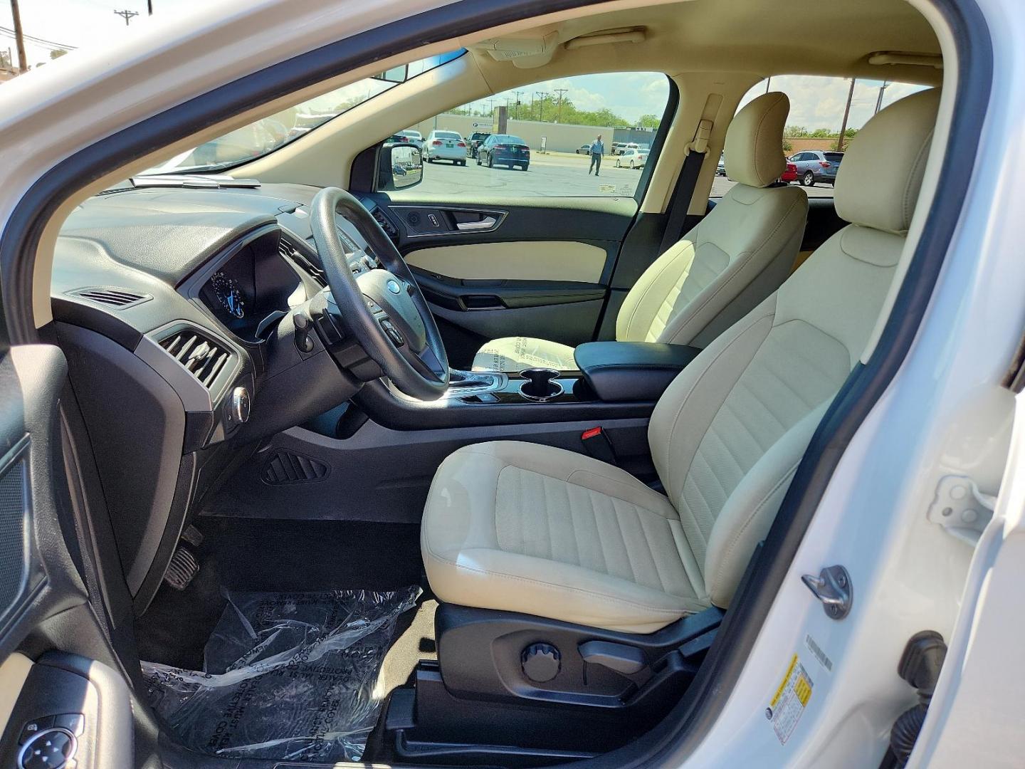 2018 Oxford White /Ebony, cloth Ford Edge SE (2FMPK3G92JB) with an ENGINE: TWIN-SCROLL 2.0L ECOBOOST engine, located at 4711 Ave Q, Lubbock, TX, 79412, (806) 687-2362, 33.551304, -101.855293 - Photo#11