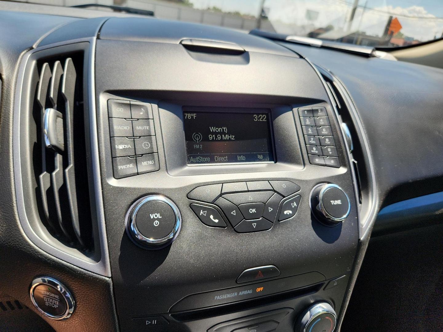 2018 Oxford White /Ebony, cloth Ford Edge SE (2FMPK3G92JB) with an ENGINE: TWIN-SCROLL 2.0L ECOBOOST engine, located at 4711 Ave Q, Lubbock, TX, 79412, (806) 687-2362, 33.551304, -101.855293 - Photo#14