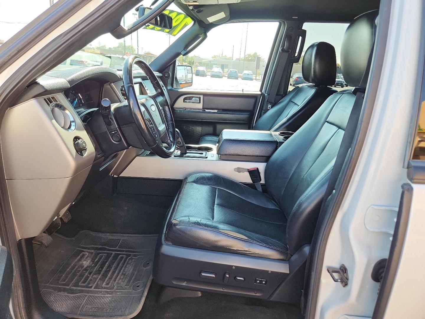 2017 Oxford White /Dune, cloth Ford Expedition XLT (1FMJU1HT6HE) with an ENGINE: 3.5L ECOBOOST V6 engine, located at 4711 Ave Q, Lubbock, TX, 79412, (806) 687-2362, 33.551304, -101.855293 - Photo#14