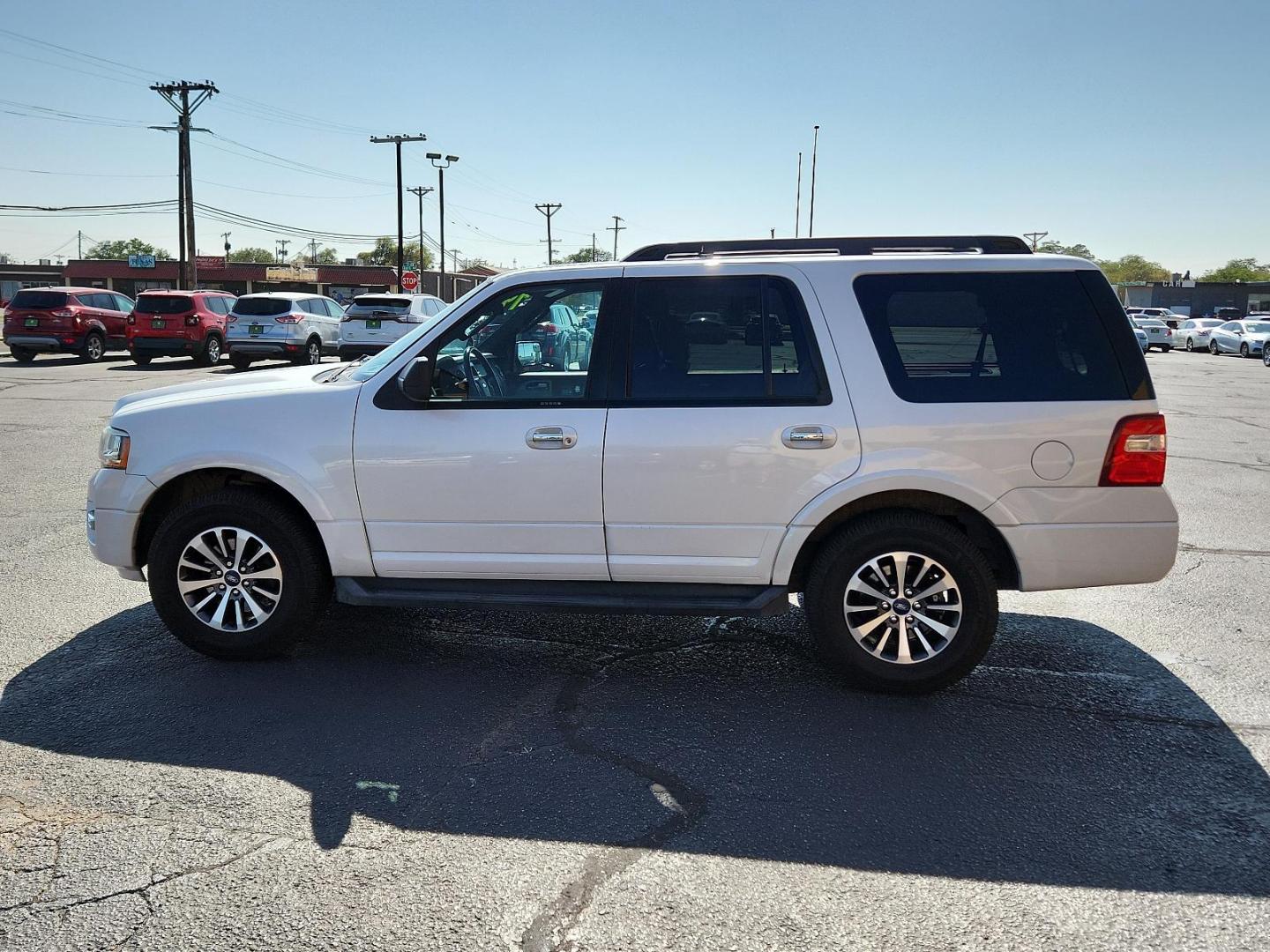 2017 Oxford White /Dune, cloth Ford Expedition XLT (1FMJU1HT6HE) with an ENGINE: 3.5L ECOBOOST V6 engine, located at 4711 Ave Q, Lubbock, TX, 79412, (806) 687-2362, 33.551304, -101.855293 - Photo#1