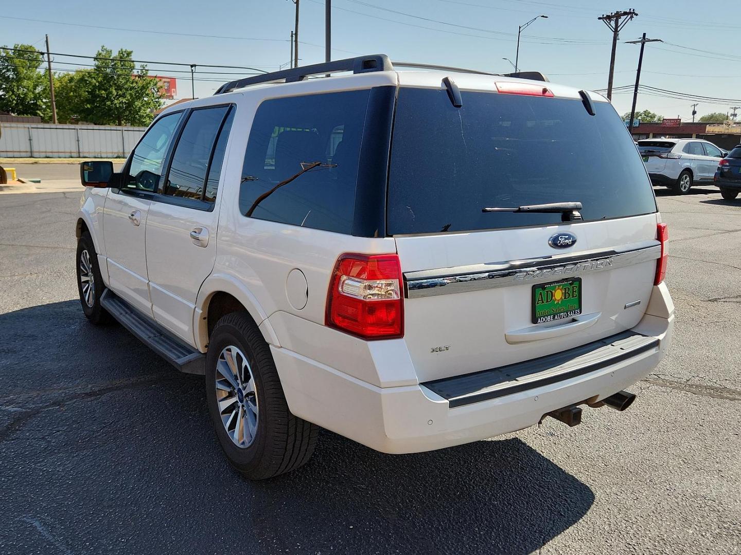 2017 Oxford White /Dune, cloth Ford Expedition XLT (1FMJU1HT6HE) with an ENGINE: 3.5L ECOBOOST V6 engine, located at 4711 Ave Q, Lubbock, TX, 79412, (806) 687-2362, 33.551304, -101.855293 - Photo#2