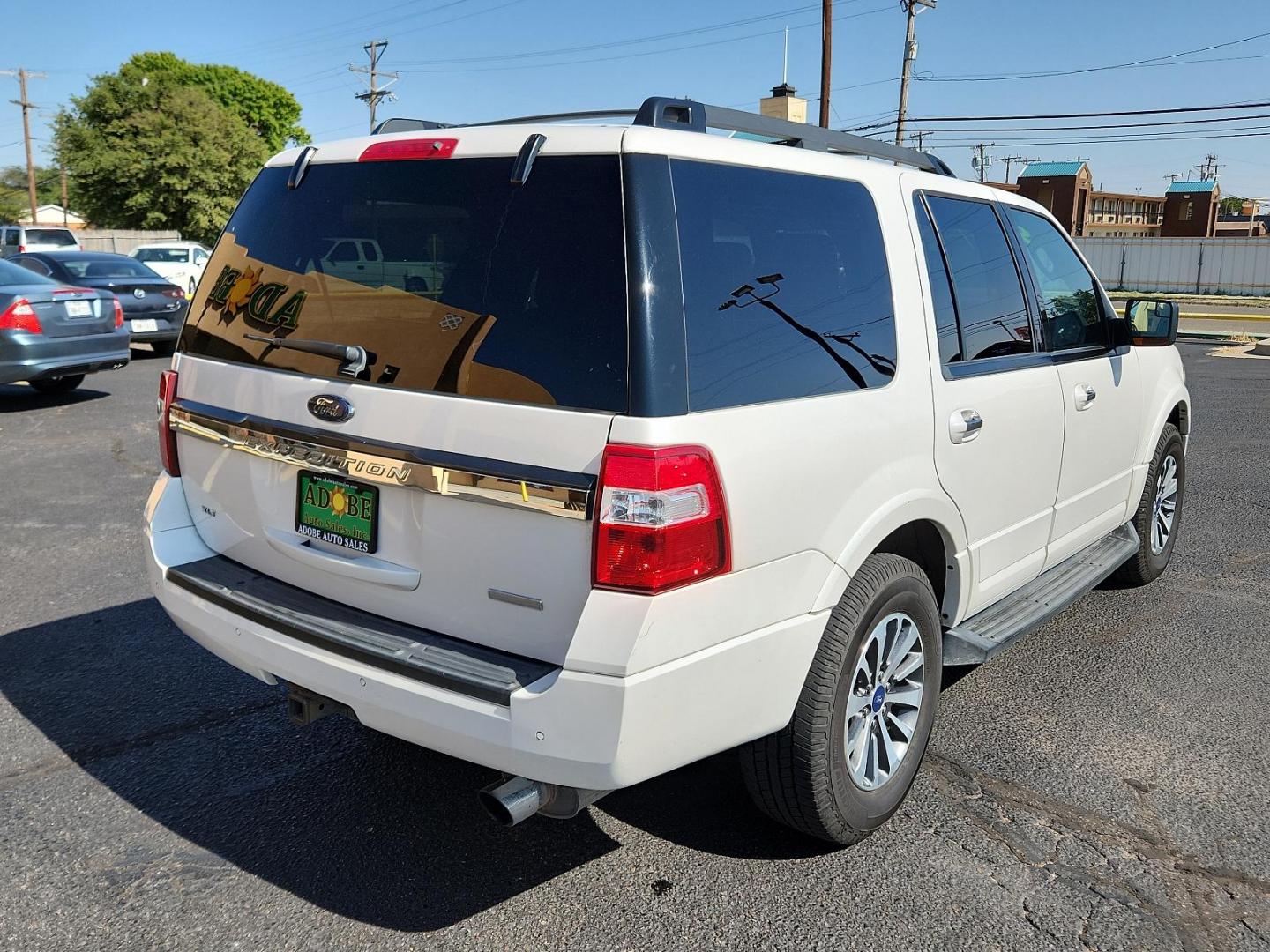 2017 Oxford White /Dune, cloth Ford Expedition XLT (1FMJU1HT6HE) with an ENGINE: 3.5L ECOBOOST V6 engine, located at 4711 Ave Q, Lubbock, TX, 79412, (806) 687-2362, 33.551304, -101.855293 - Photo#3