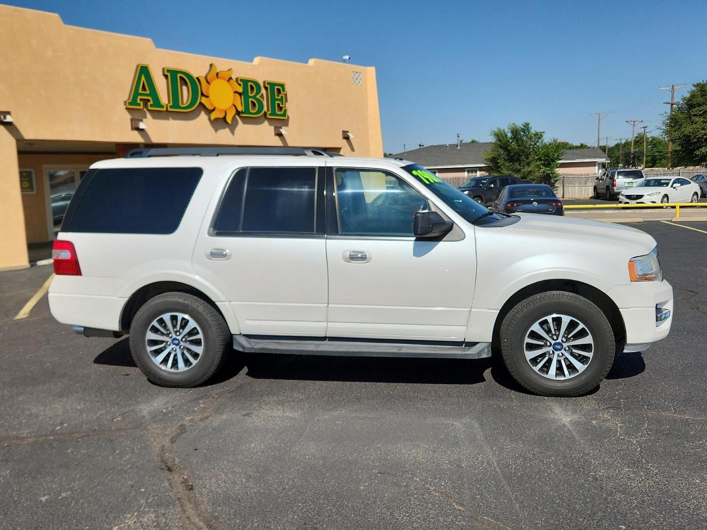 2017 Oxford White /Dune, cloth Ford Expedition XLT (1FMJU1HT6HE) with an ENGINE: 3.5L ECOBOOST V6 engine, located at 4711 Ave Q, Lubbock, TX, 79412, (806) 687-2362, 33.551304, -101.855293 - Photo#4